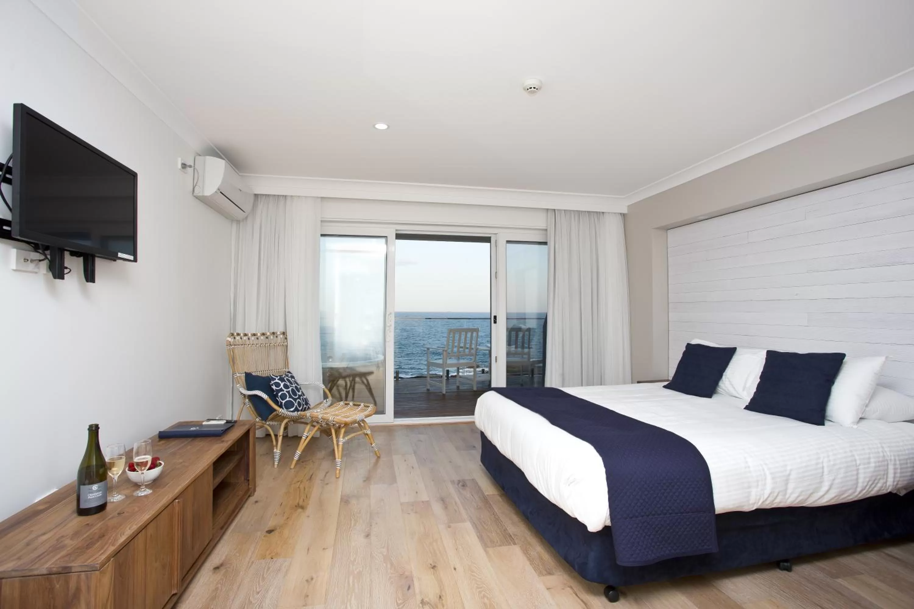 Photo of the whole room, Bed in Ocean Front Motel