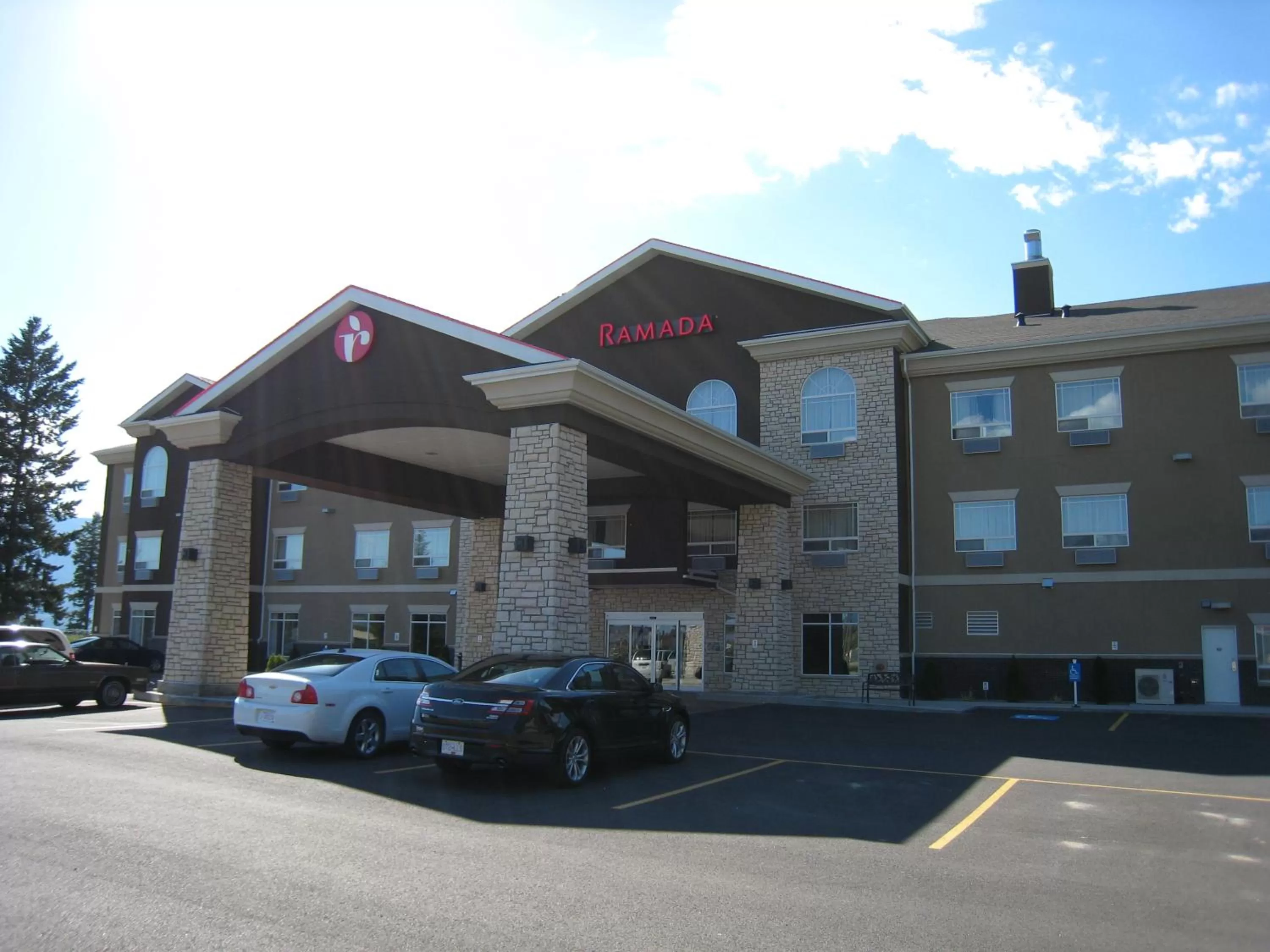 Facade/entrance in Ramada by Wyndham Creston