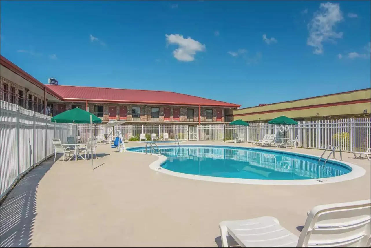 Swimming pool in Econo Lodge Fort Payne