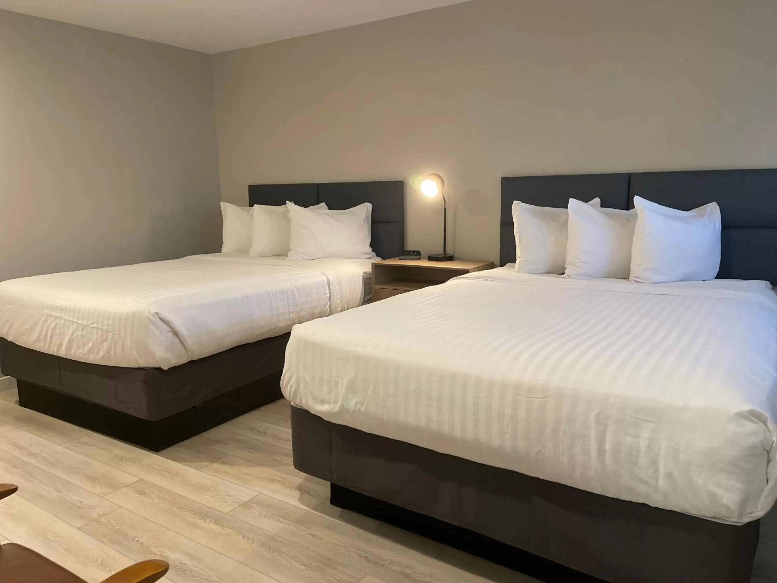 Queen Suite in Arizona Sunset Inn & Suites Queen Suite in Arizona Sunset Inn & Suites