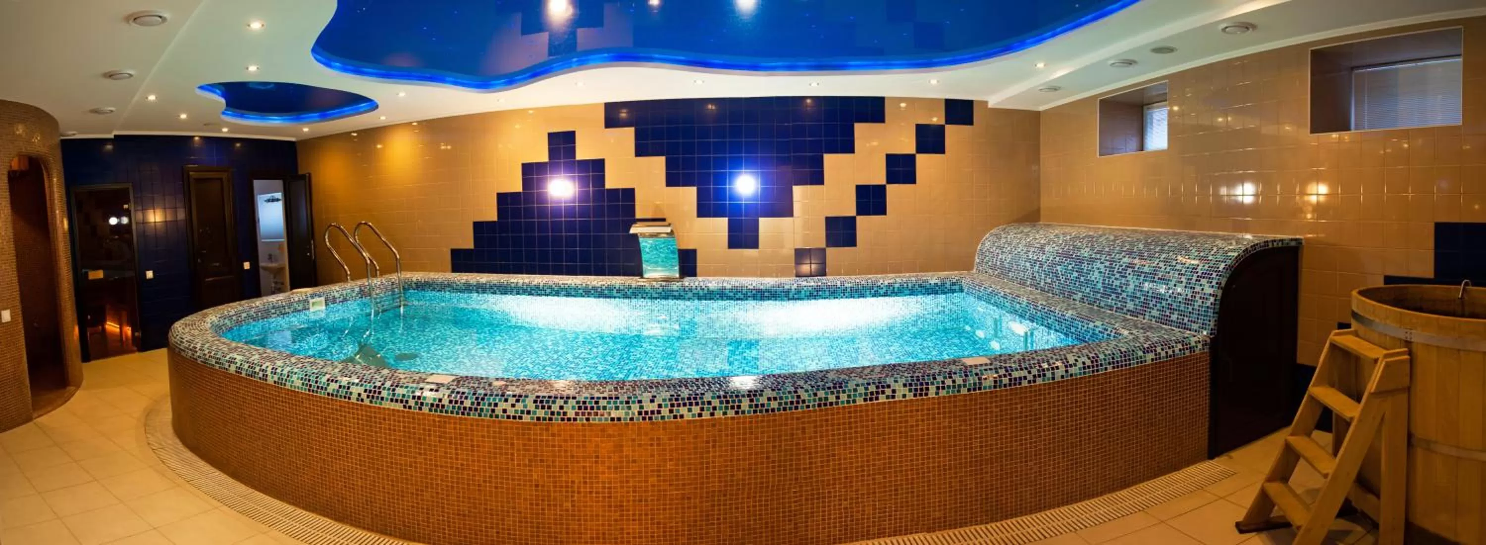 Swimming pool in Harvest