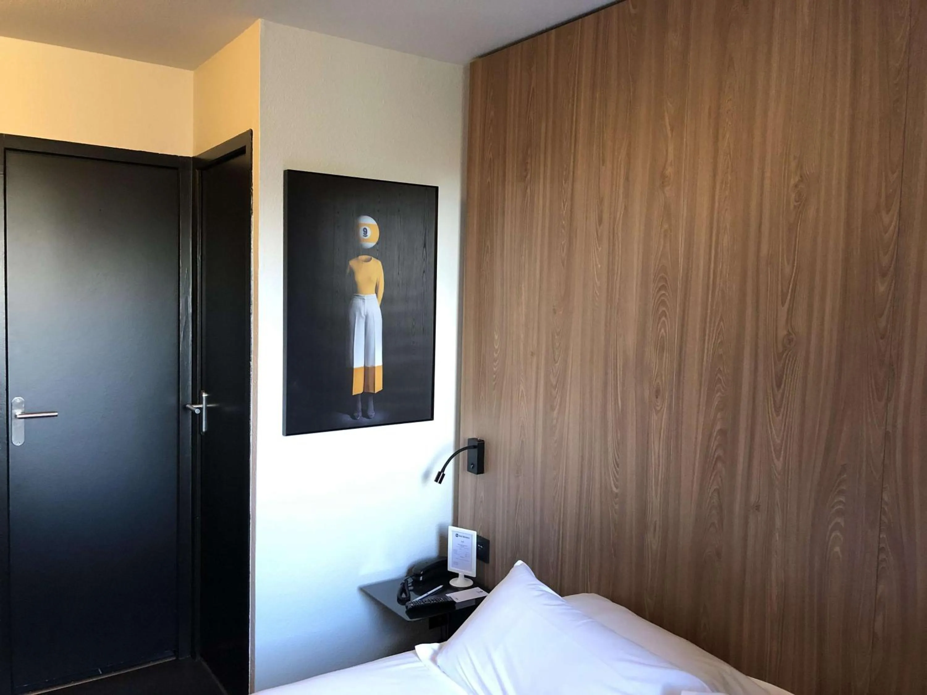 Photo of the whole room, Bed in Best Western Bridge Hotel Lyon East