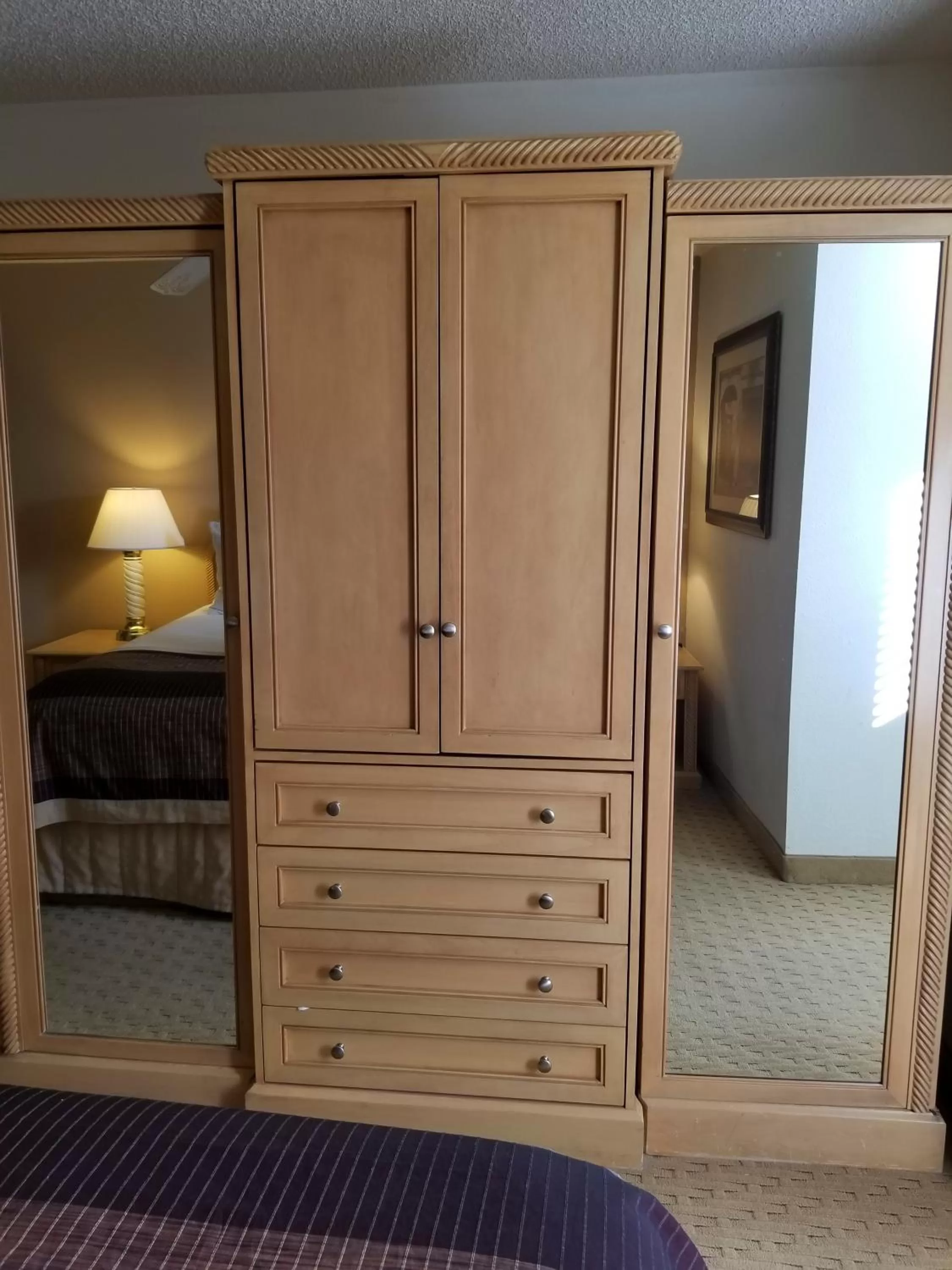 TV and multimedia, Bed in Twin Peaks Lodge & Hot Springs