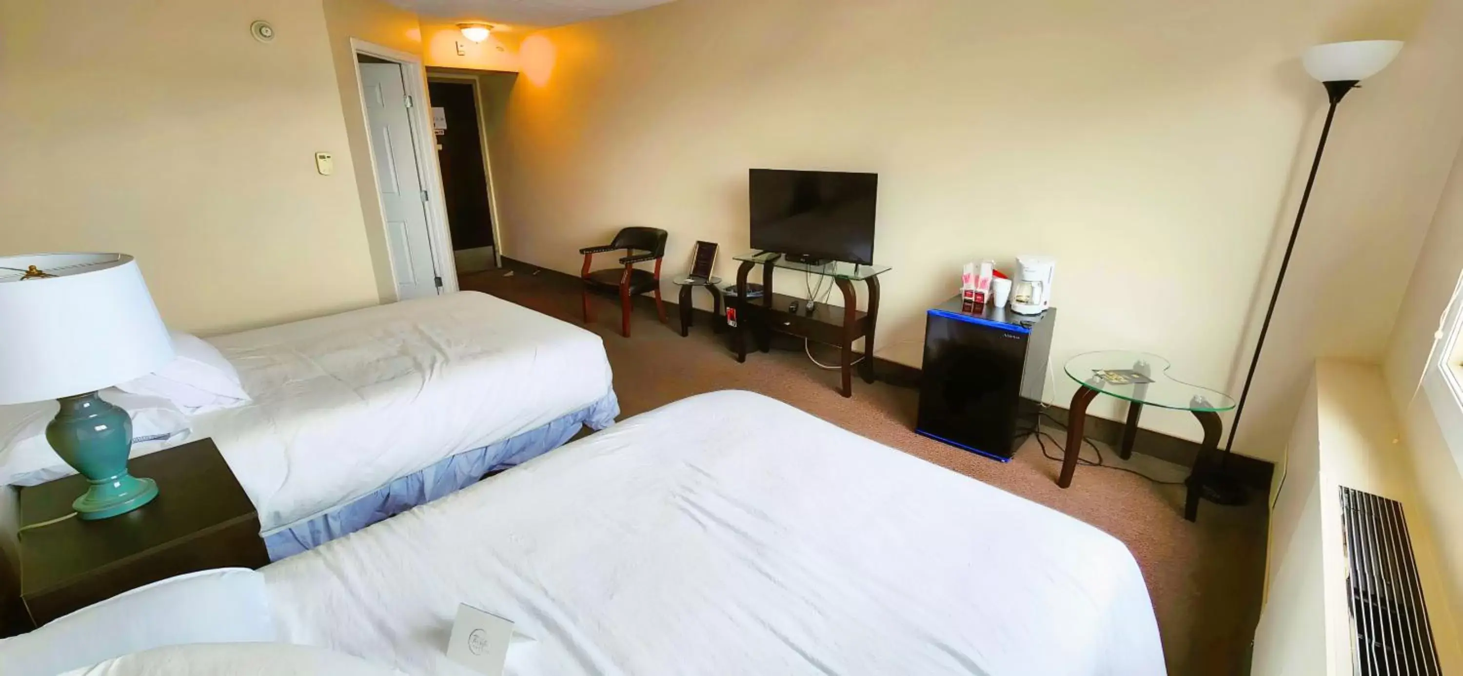 Queen Room with Two Queen Beds in The Medicine Hat Villa Queen Room with Two Queen Beds in The Medicine Hat Villa