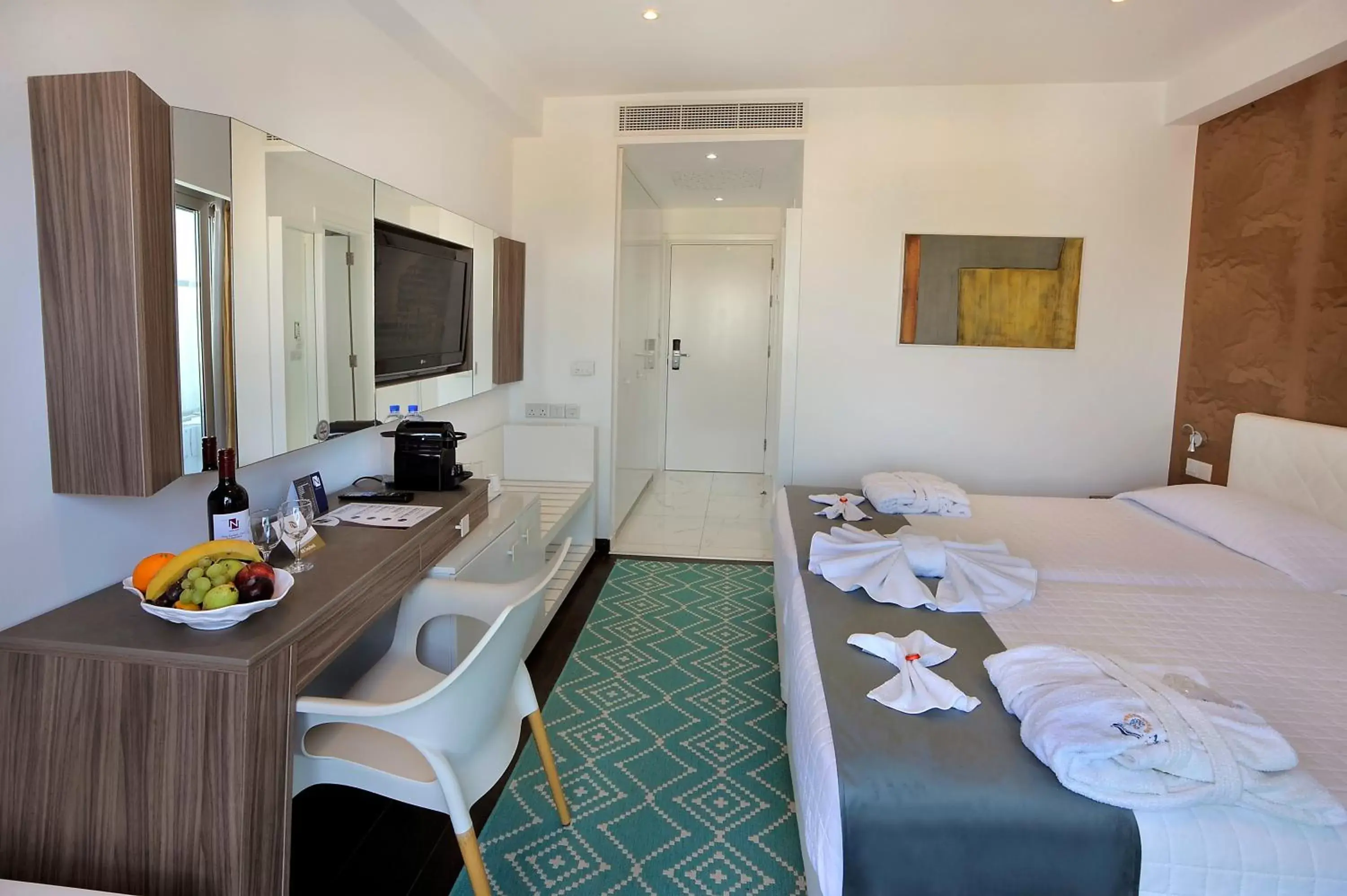 Deluxe Room in Nestor Hotel Deluxe Room in Nestor Hotel