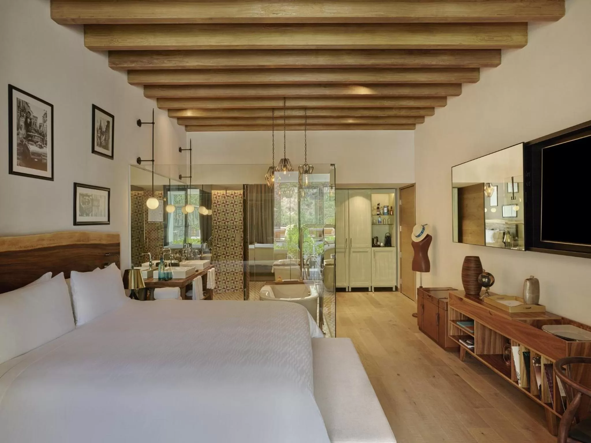 Photo of the whole room, Bed in Live Aqua San Miguel de Allende