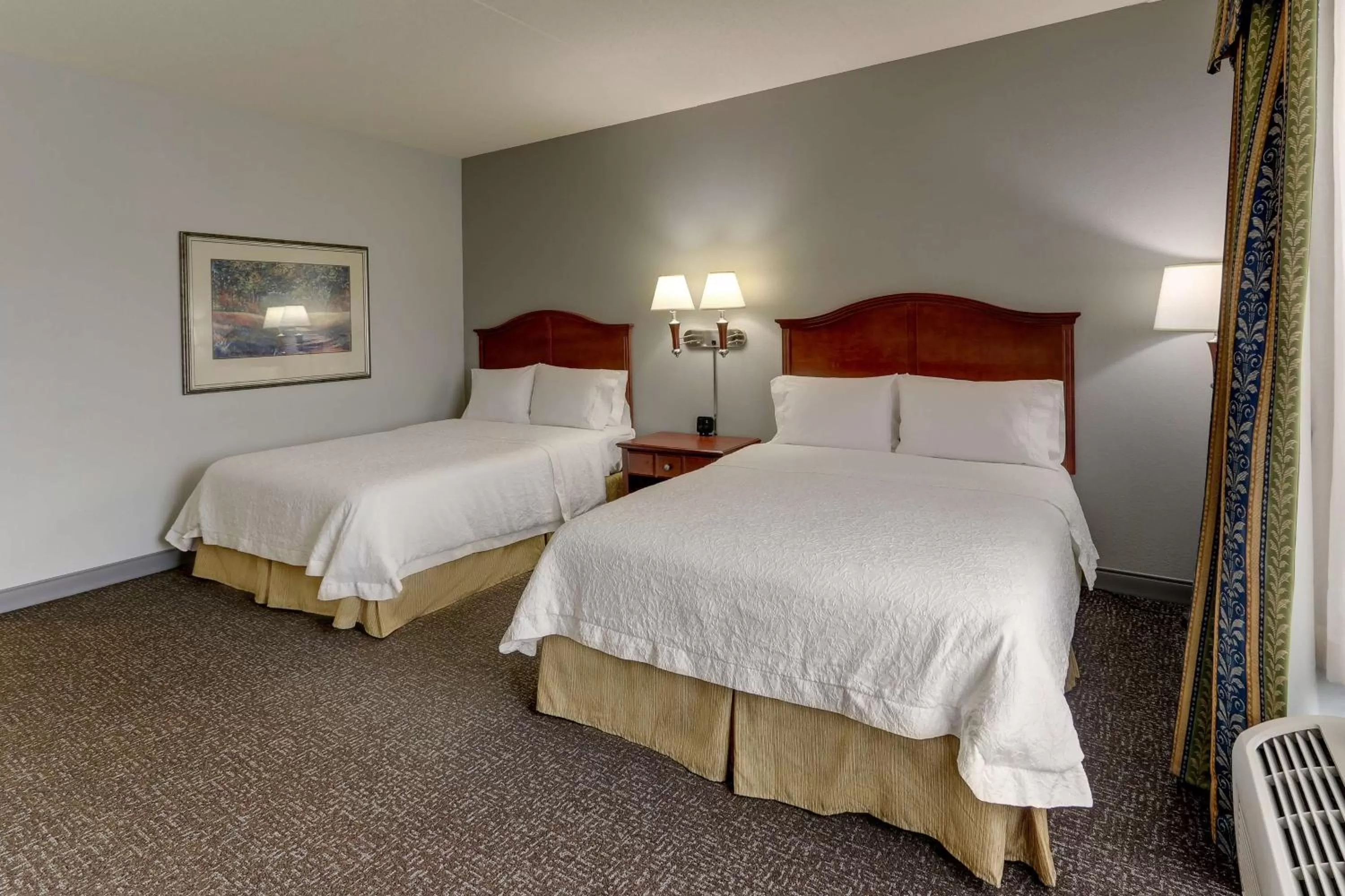 Bed in Hampton Inn & Suites Indianapolis-Airport