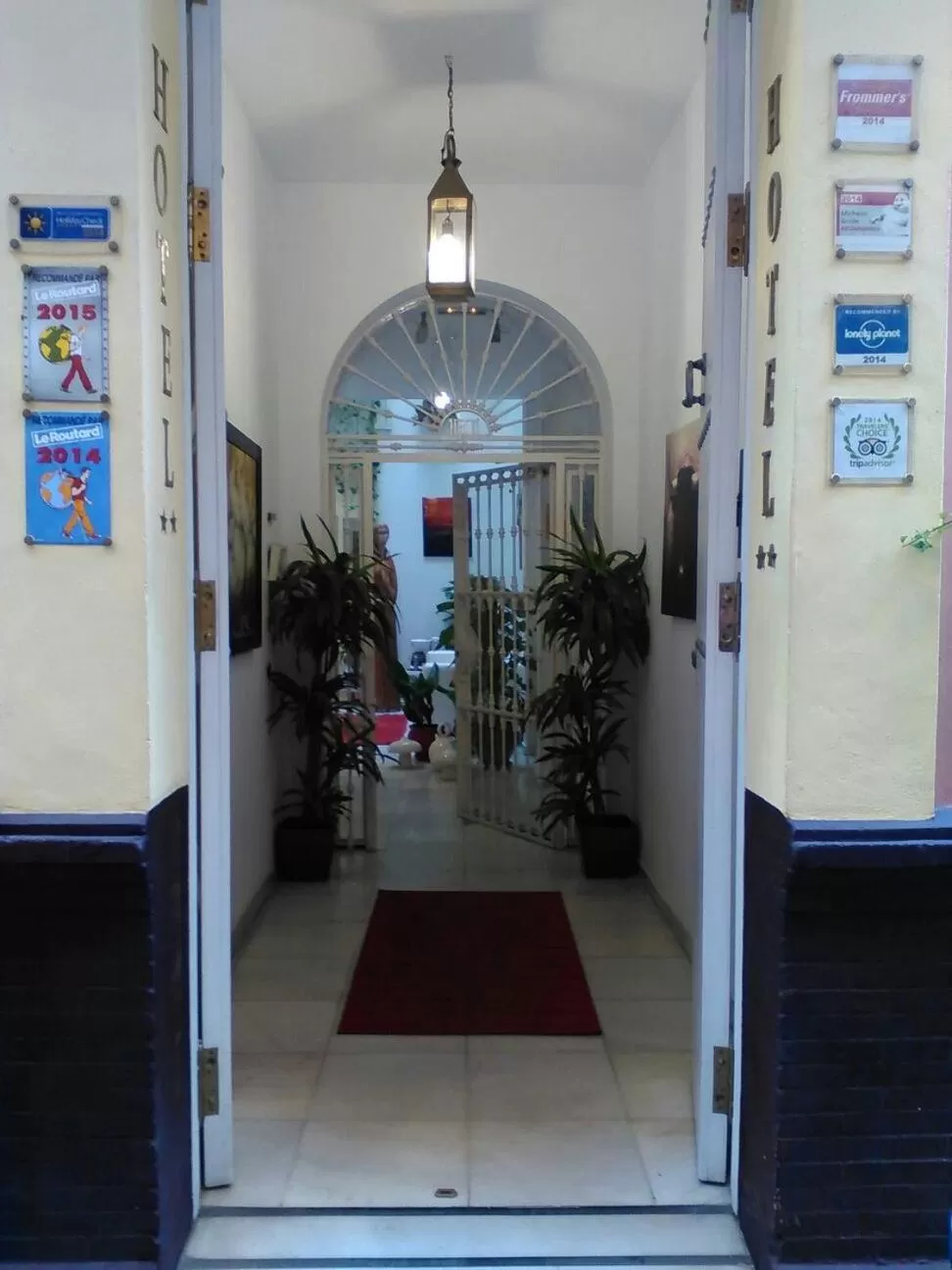 Facade/entrance in Un Patio en Santa Cruz