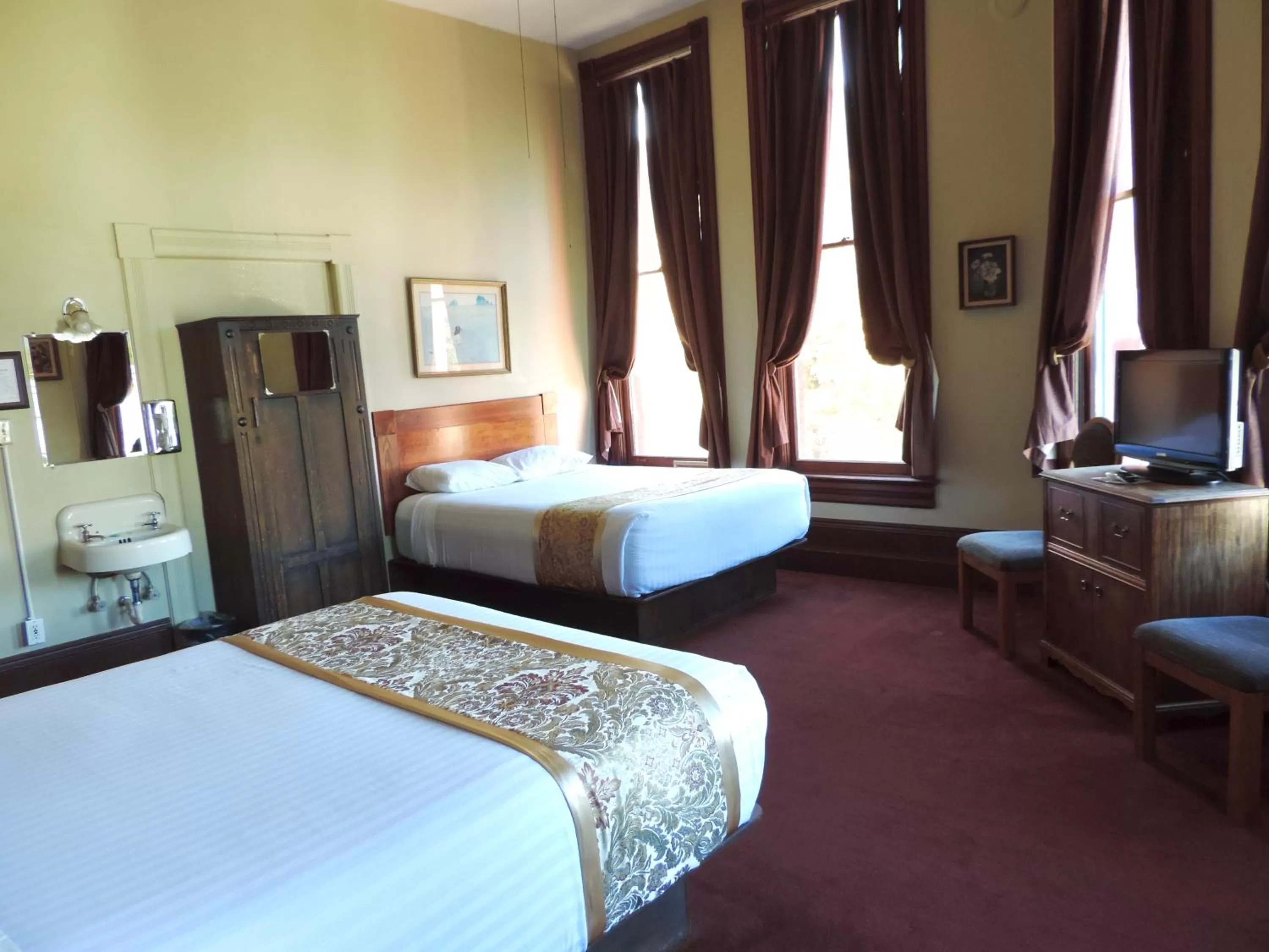 Bed in The Monarch Hotel