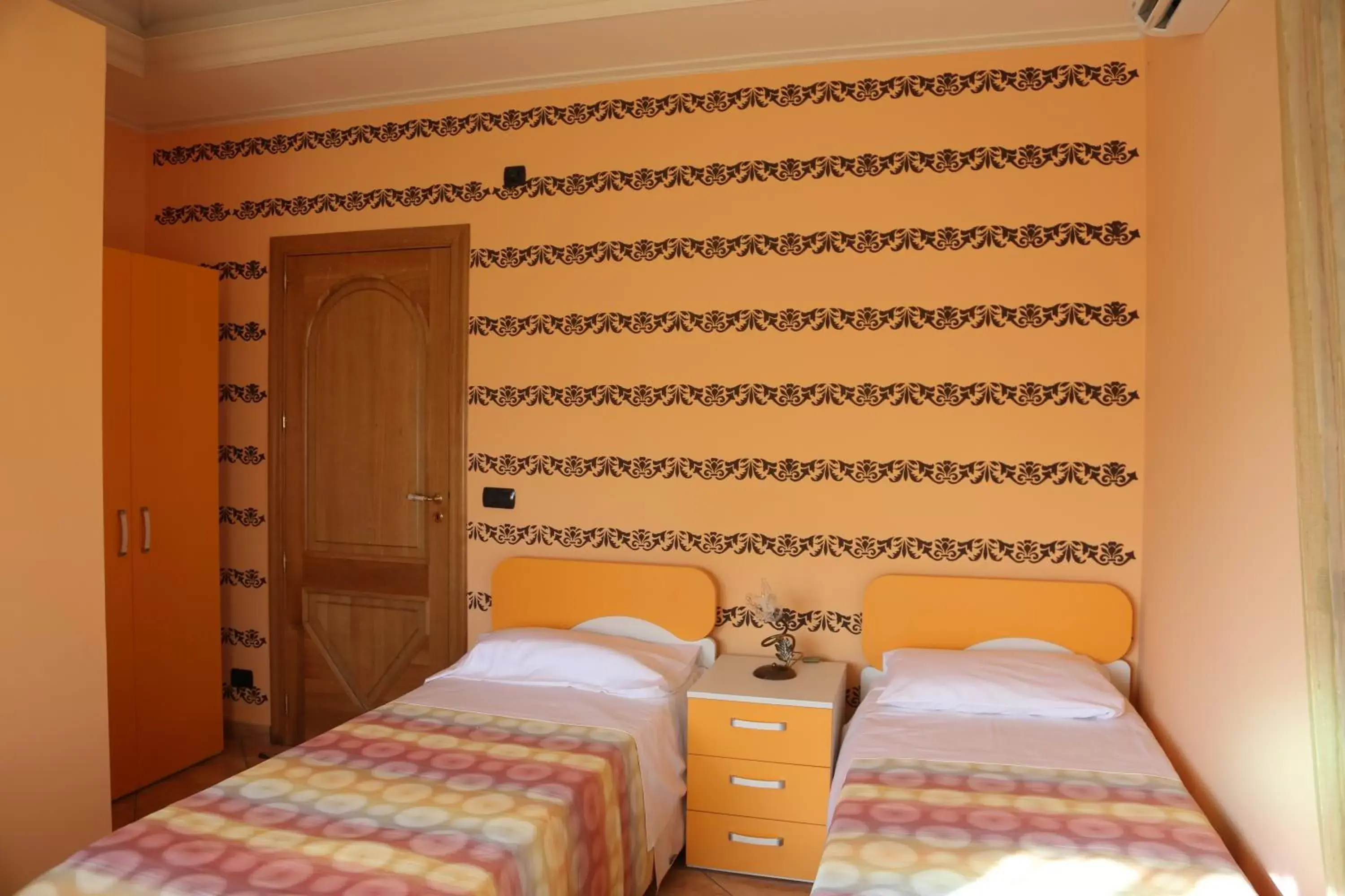 Budget Twin Room - single occupancy in Villa Manno Budget Twin Room - single occupancy in Villa Manno