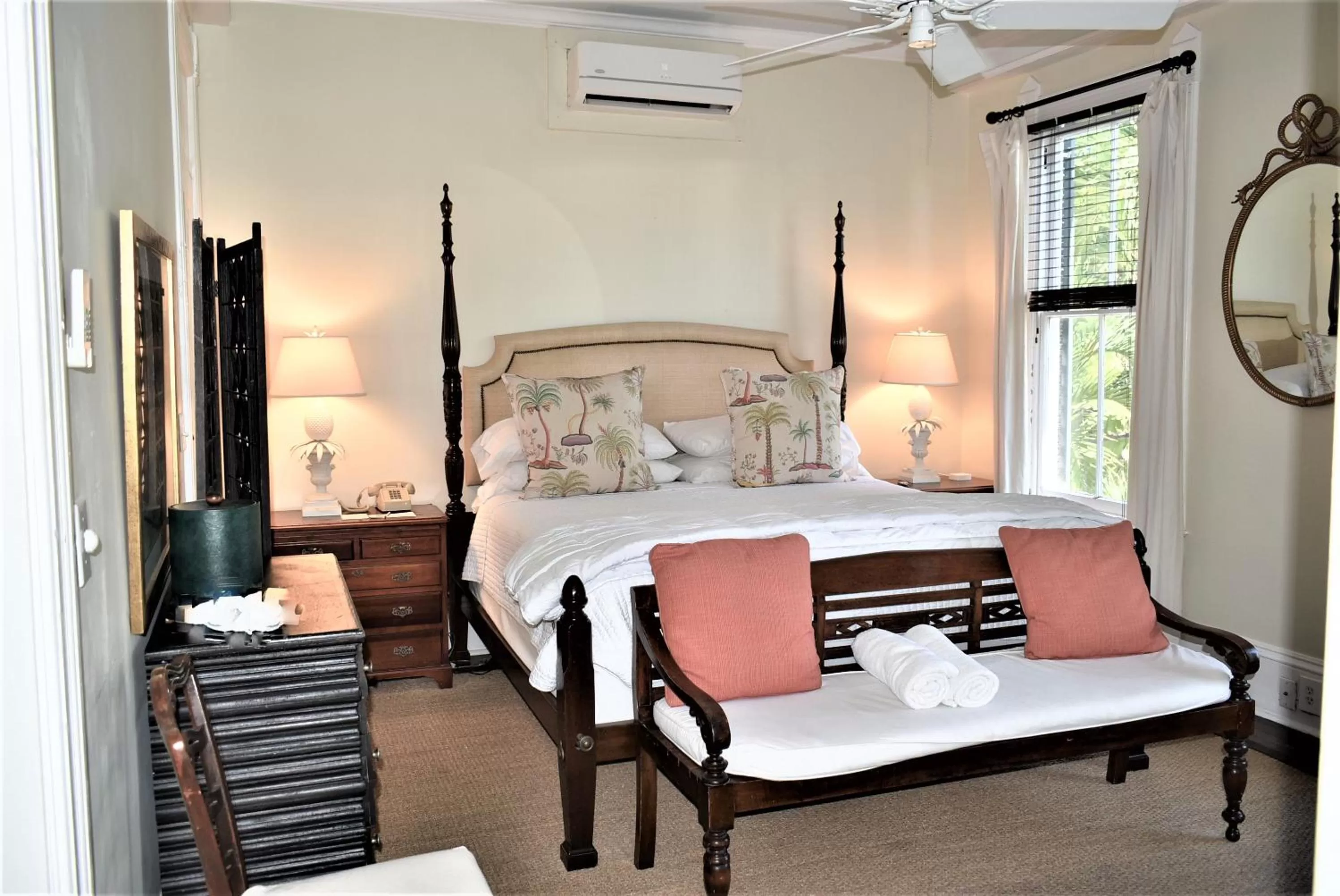 Bed in Simonton Court Historic Inn & Cottages