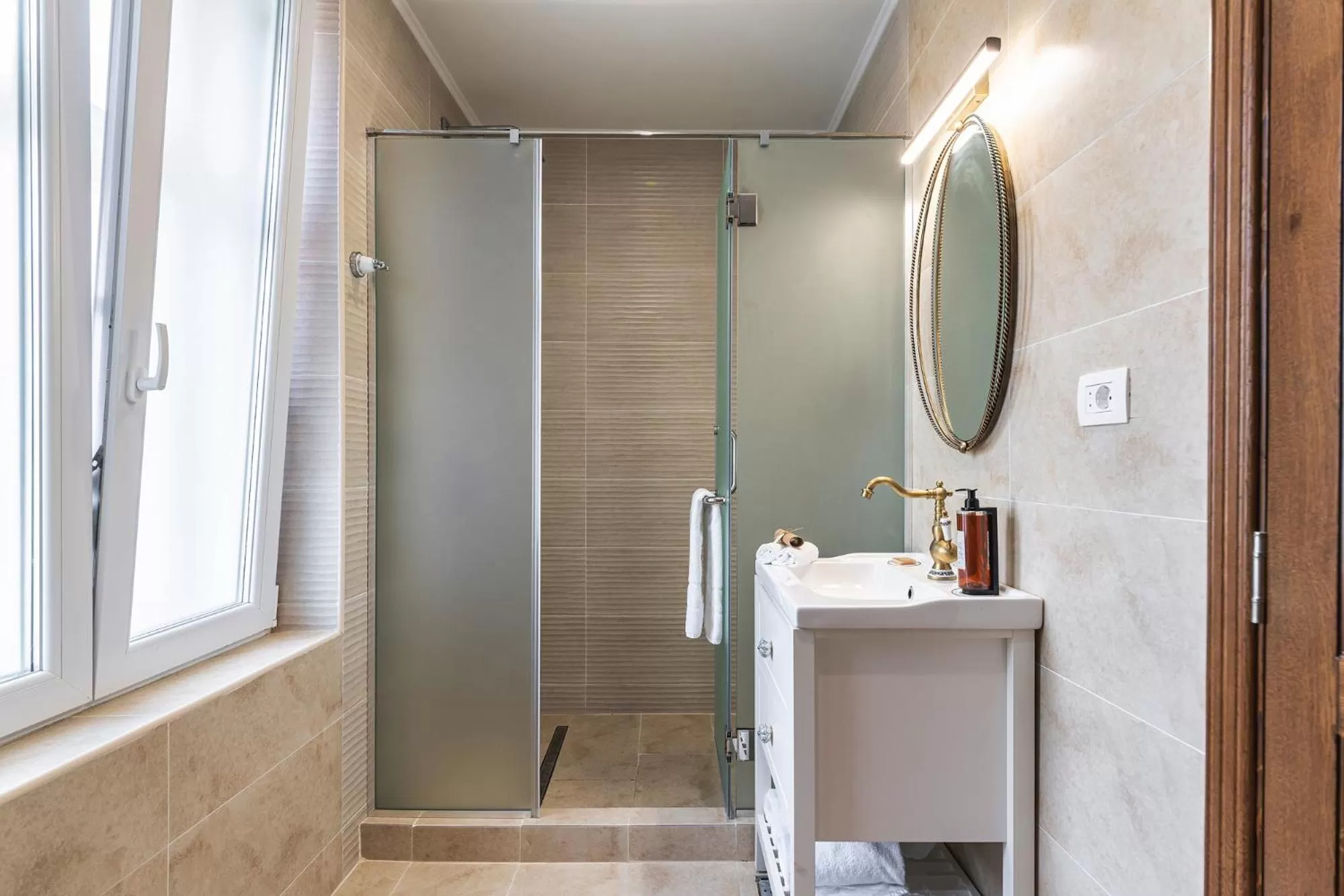 Bathroom in Nikolas Haus Premium Historic Center Stay & Free Parking