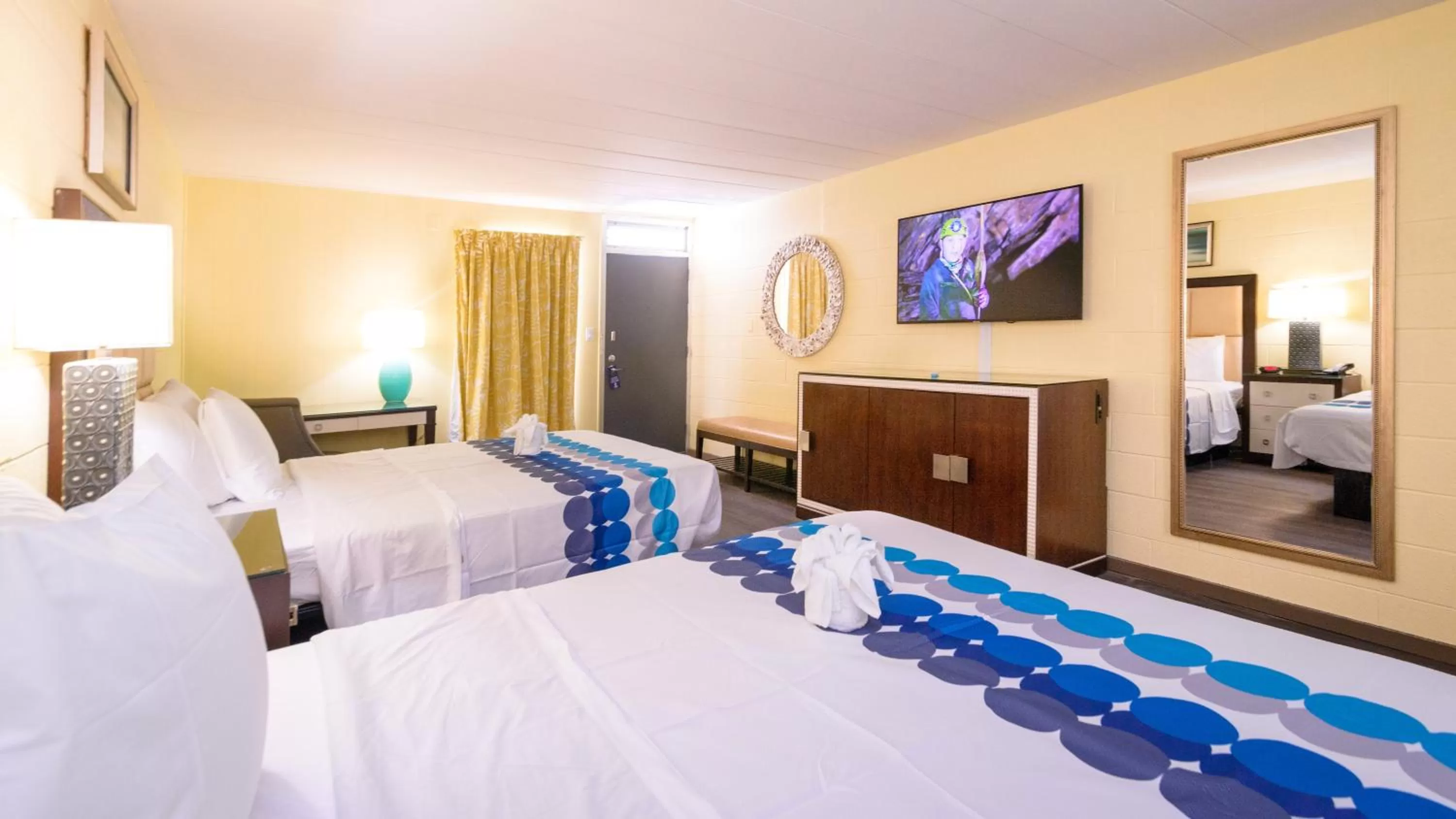 Superior Queen Room in Heart of Manteo