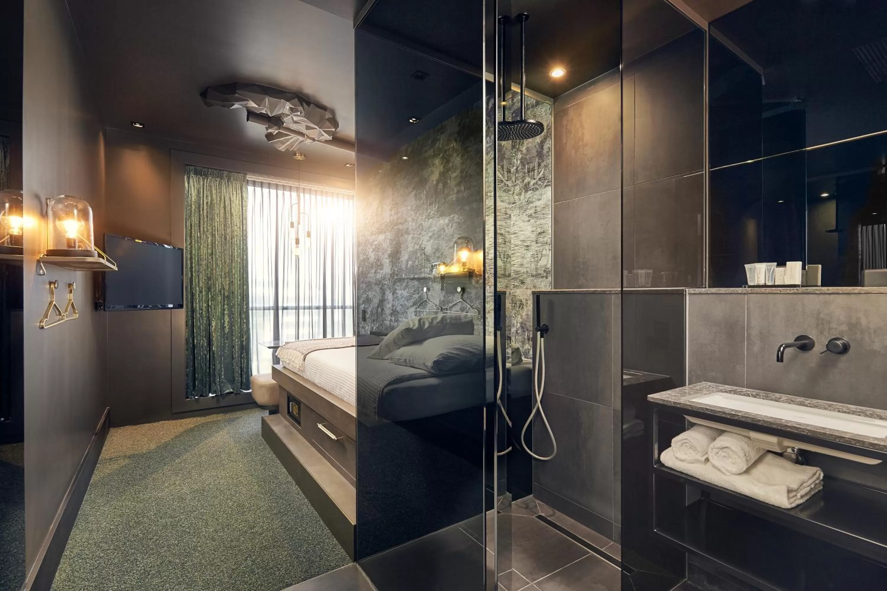 Shower, Bed in Van der Valk Hotel Brussels Airport