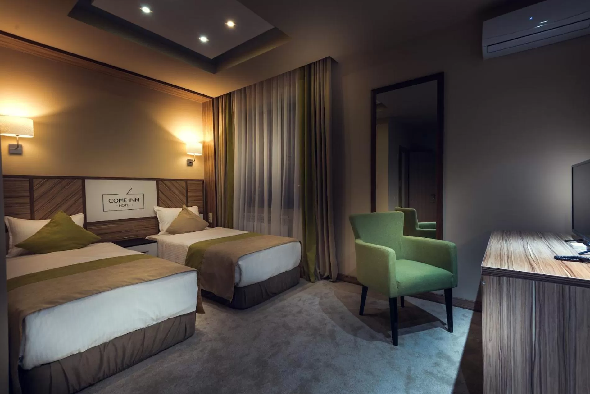 Photo of the whole room, Bed in Come INN