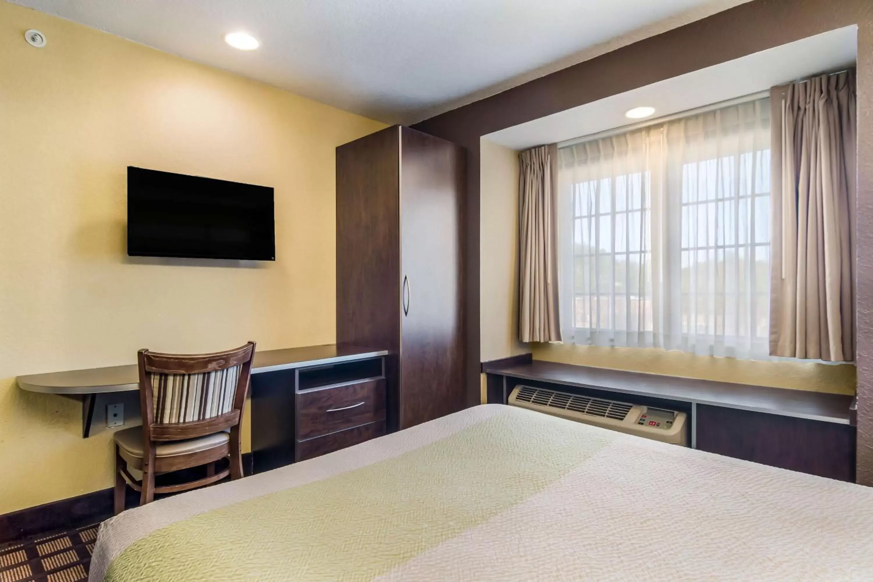 Queen Room - Non-Smoking in Motel 6-Canton, GA Queen Room - Non-Smoking in Motel 6-Canton, GA