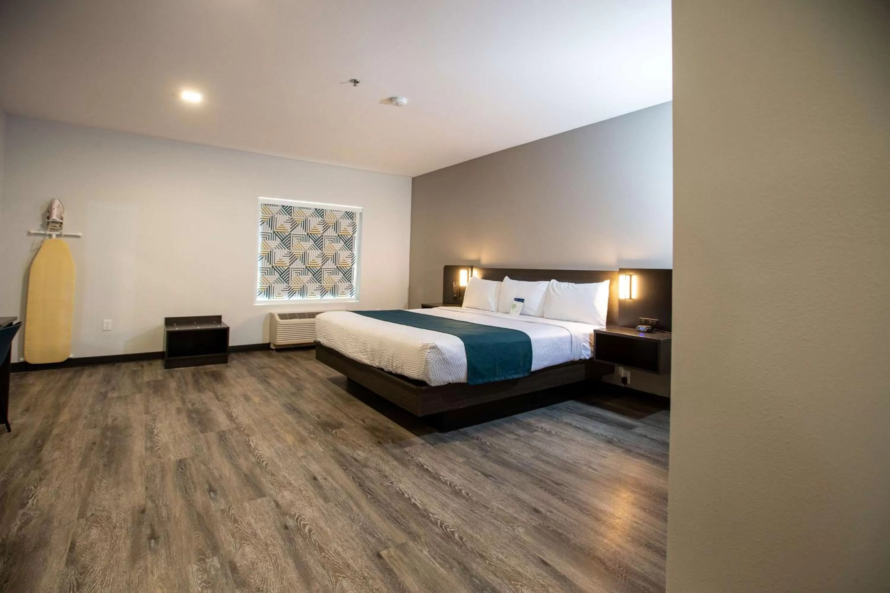 Bed in Studio 6 North Platte, NE - East