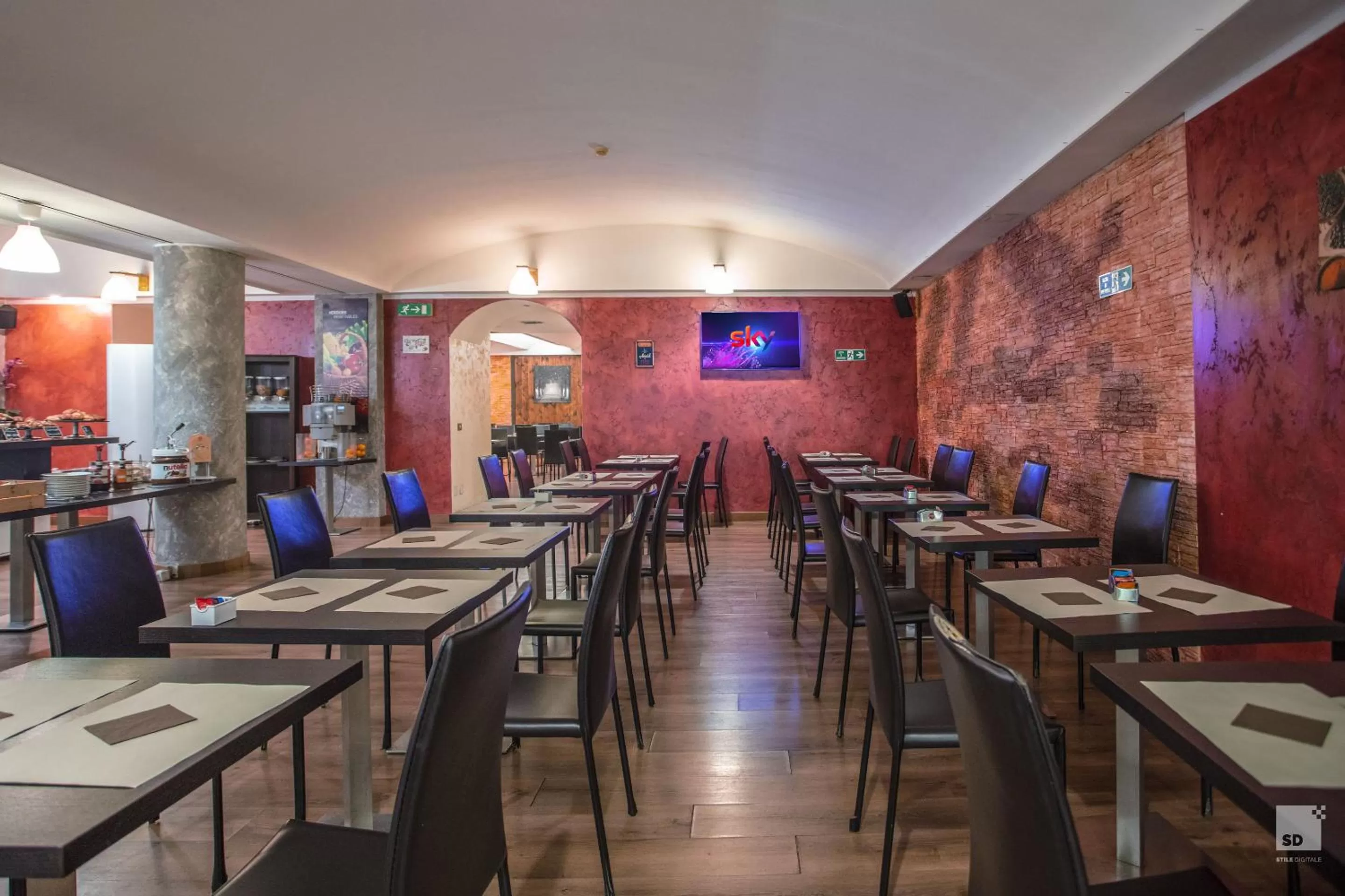 Restaurant/places to eat in Hotel Diplomatic