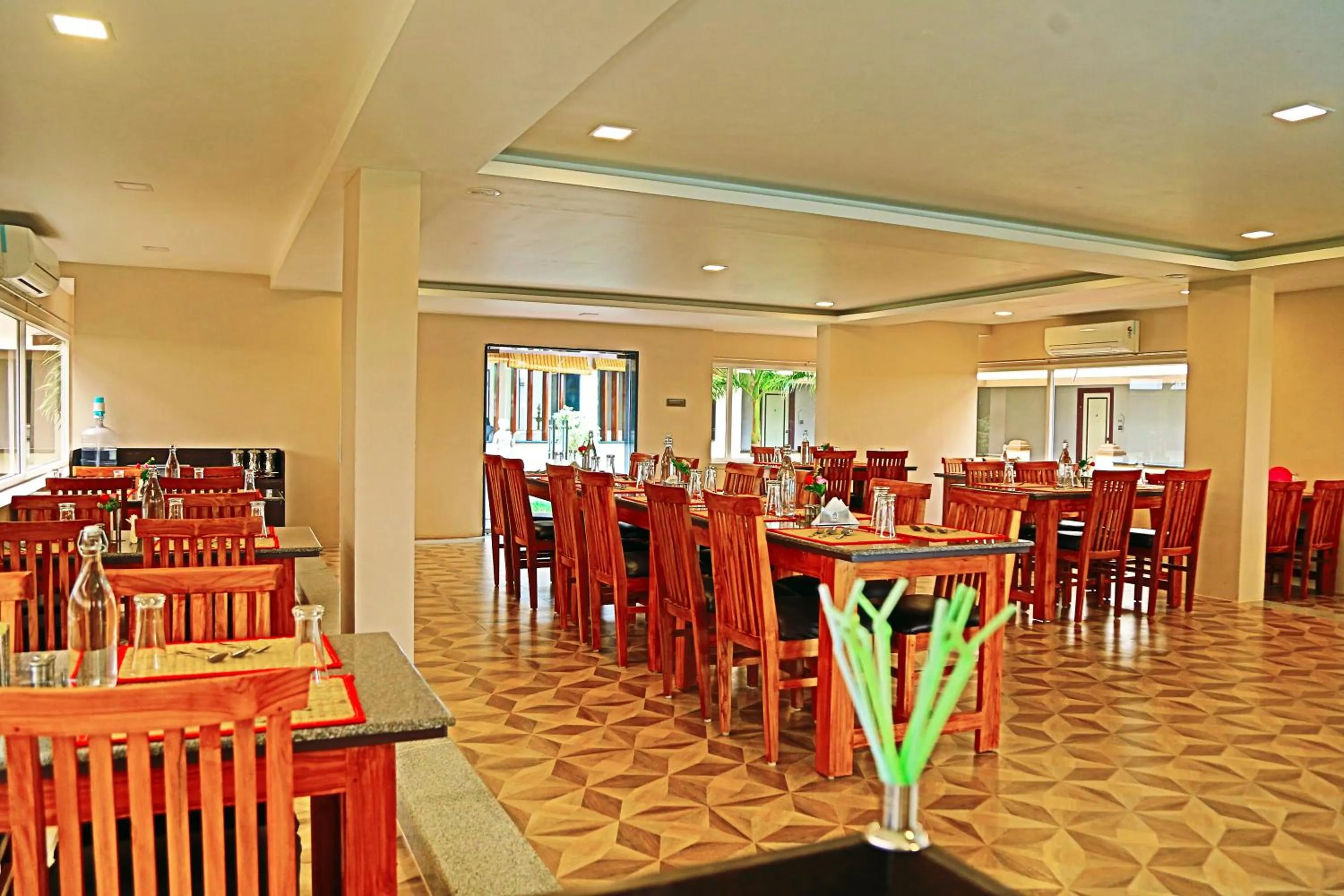 Restaurant/places to eat in Athena Hotel