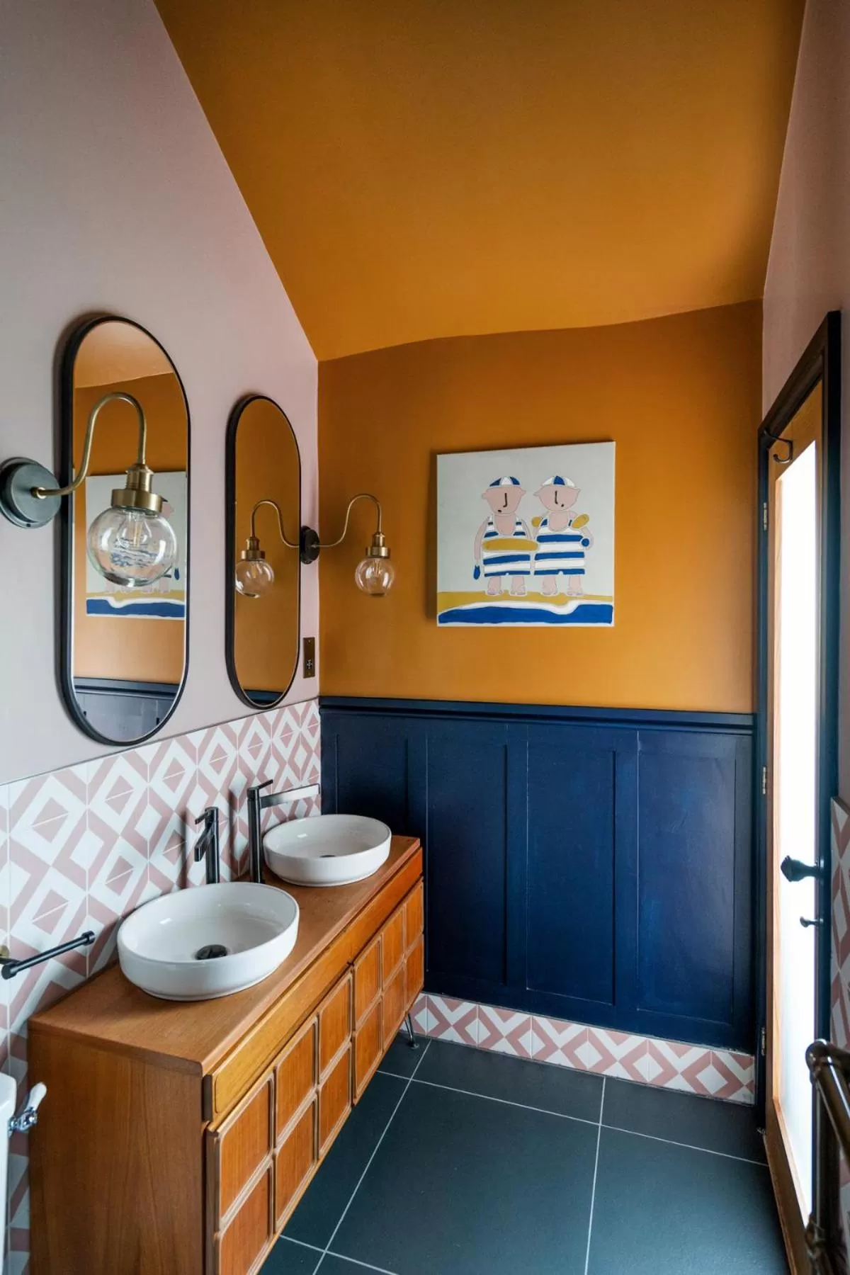 Bathroom, Bed in The Queens Chew Magna