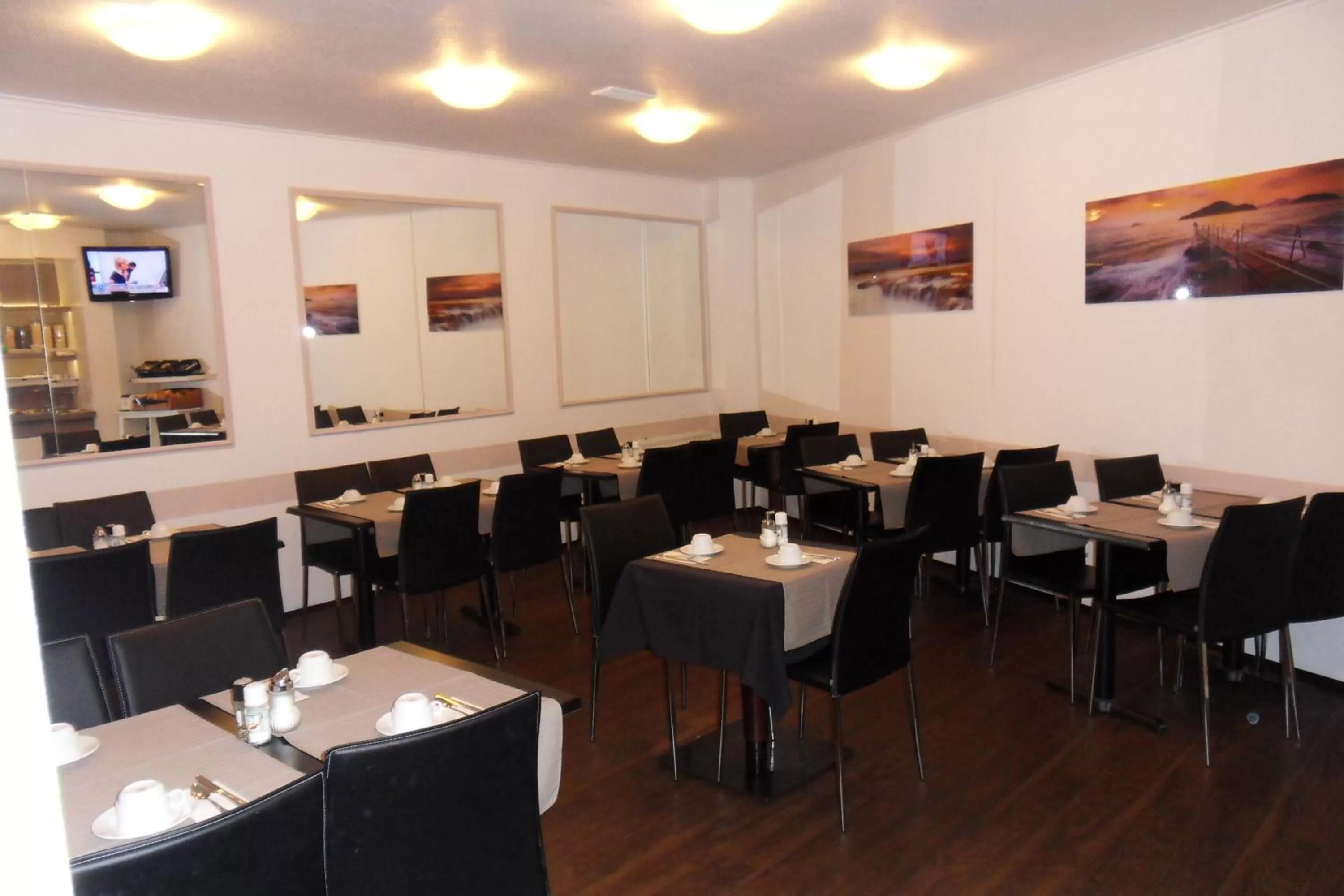 Restaurant/places to eat in Carlton Hotel