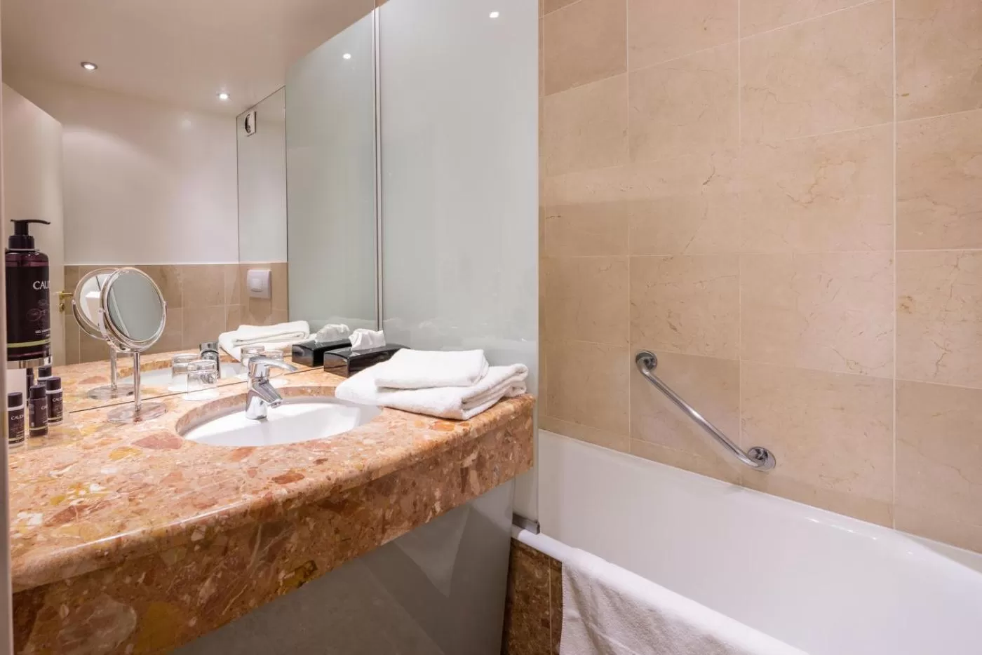 Bathroom in Hôtel Paris Neuilly