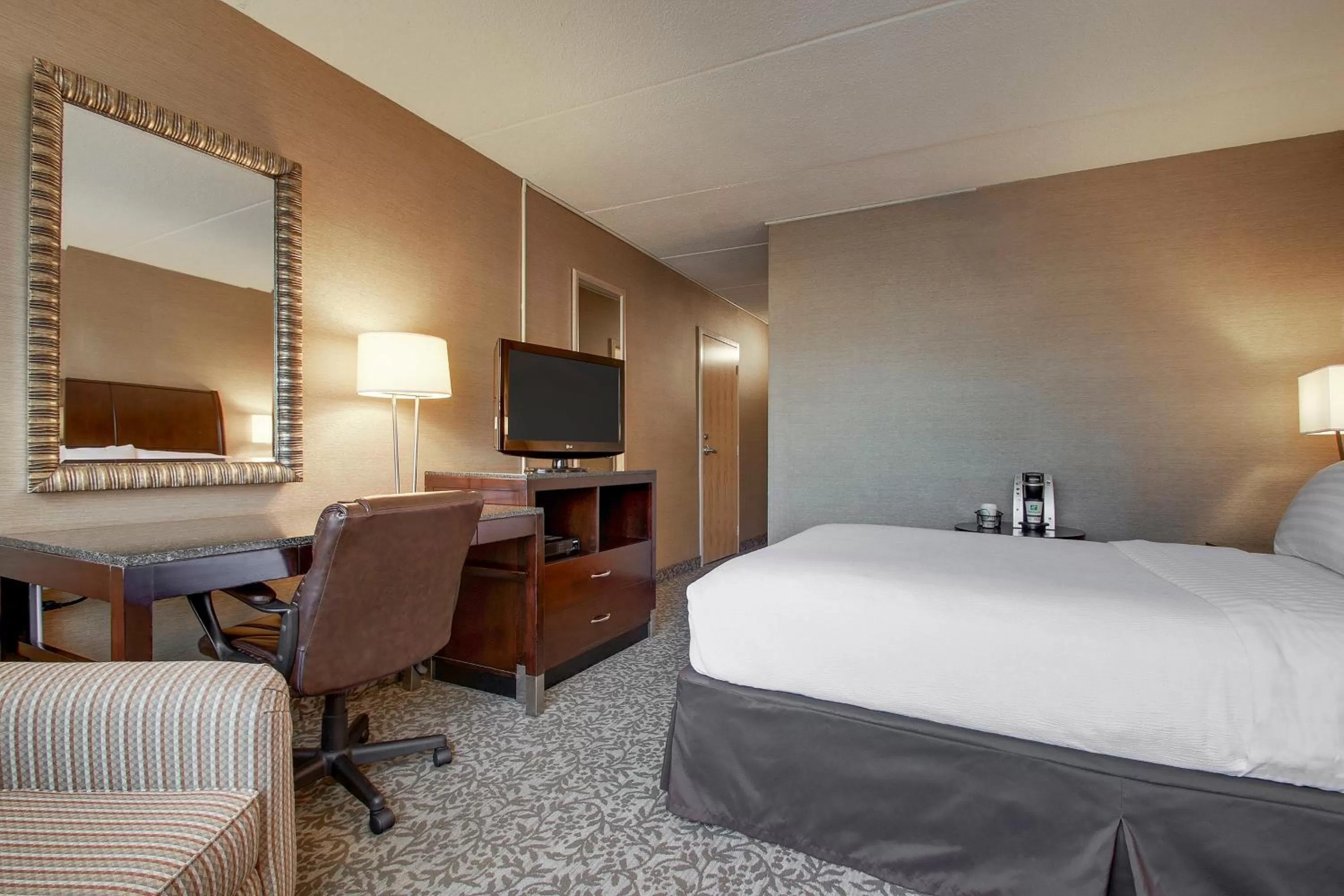 Photo of the whole room, Bed in Holiday Inn Westbury-Long Island by IHG