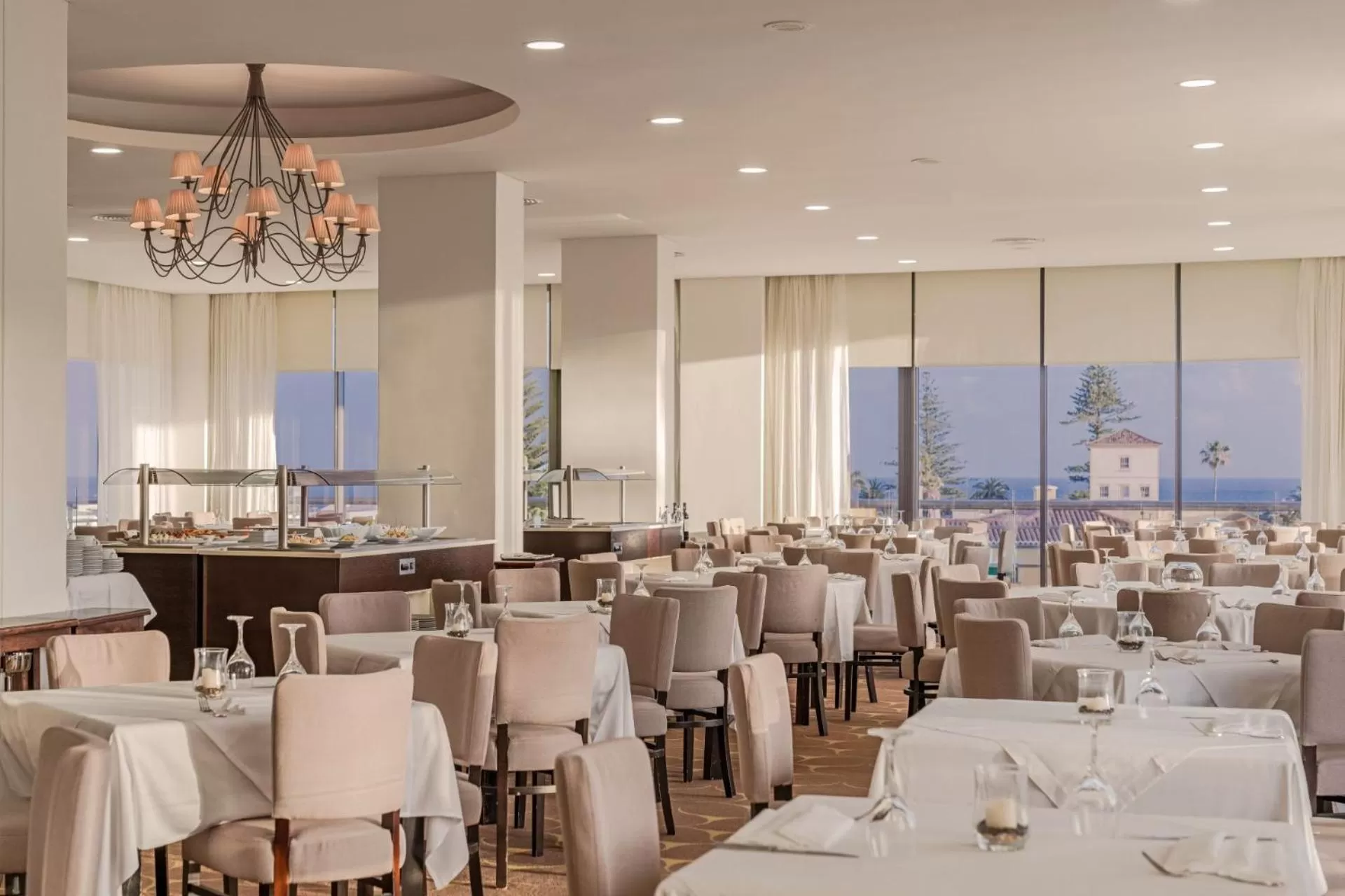 Restaurant/places to eat in Sao Miguel Park Hotel