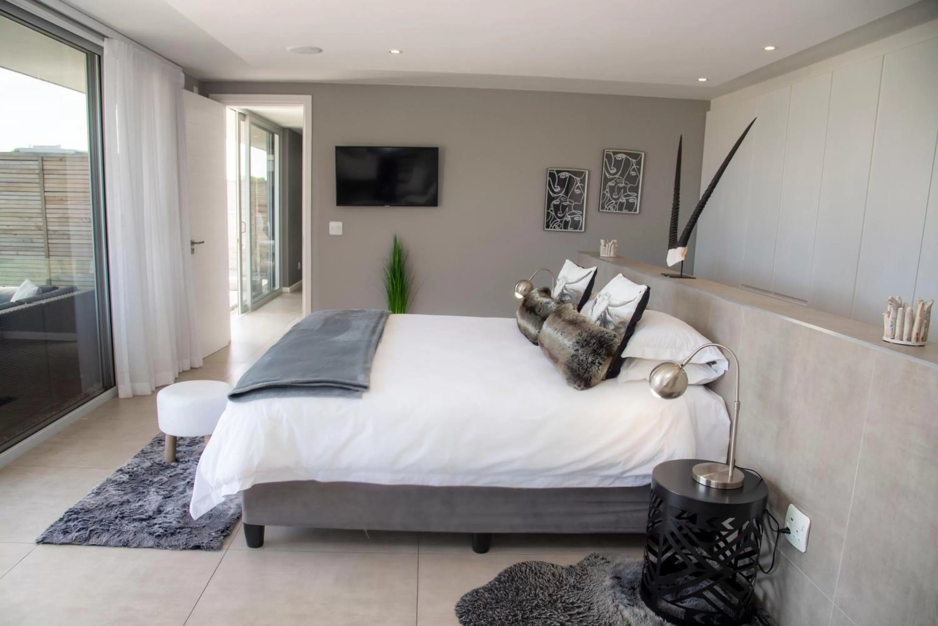 Bed in Crown on the Heads