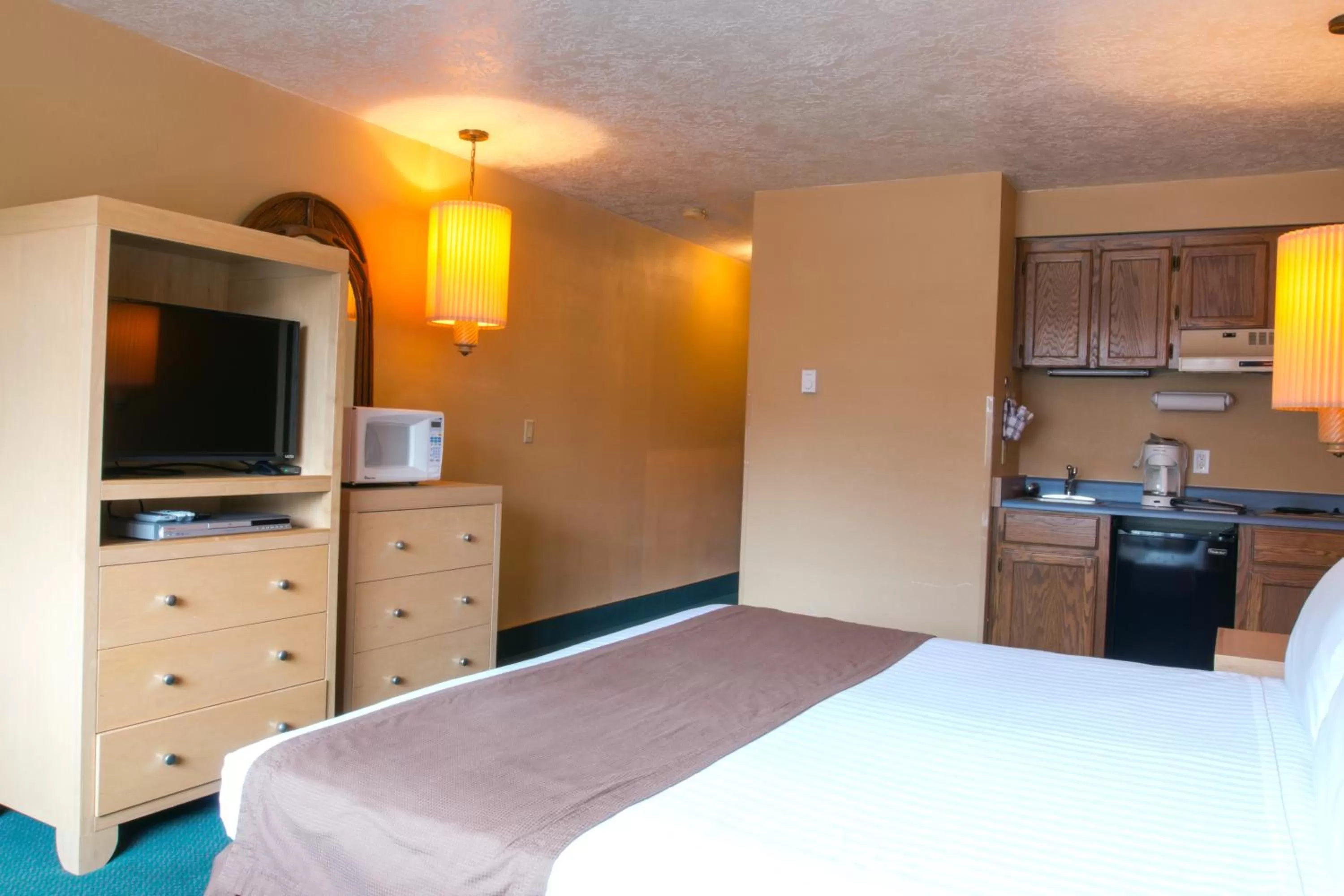 Photo of the whole room, Bed in Hi Tide Oceanfront Inn