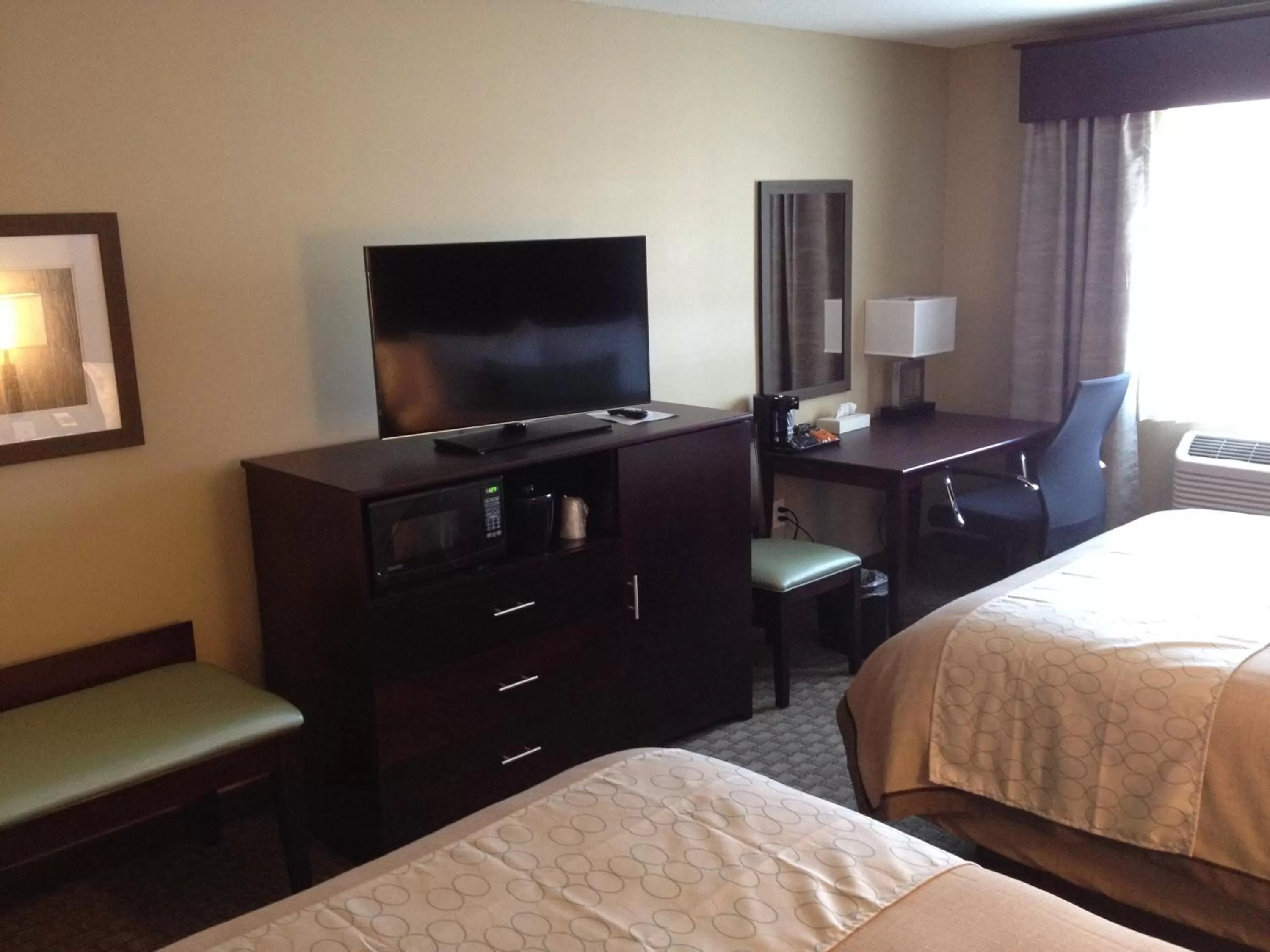 TV and multimedia, Bed in GrandStay Hotel & Suites - Glenwood