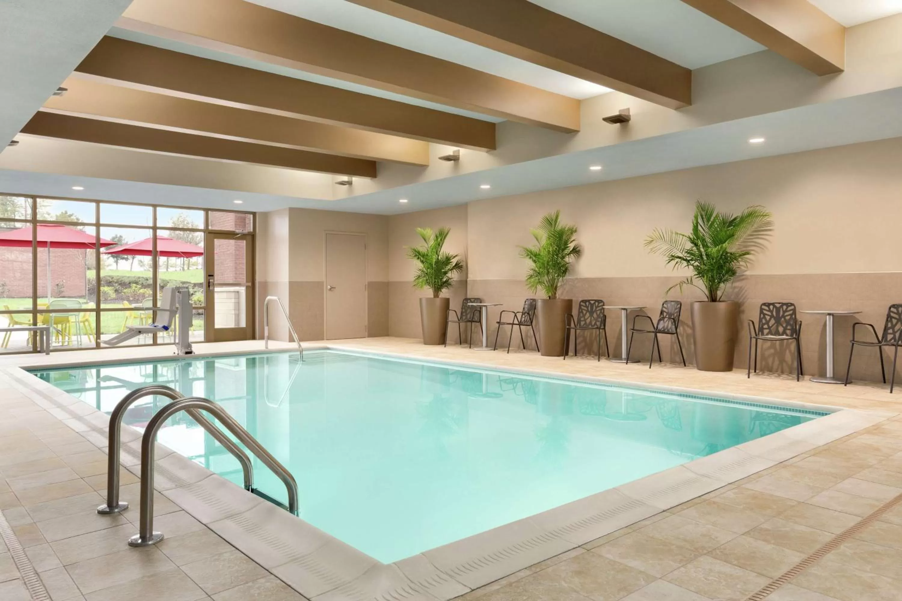 Pool view in Home2 Suites By Hilton Florence Cincinnati Airport South