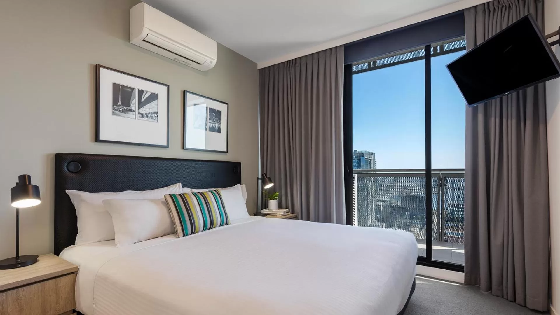 Bed in Oaks Melbourne on William Suites