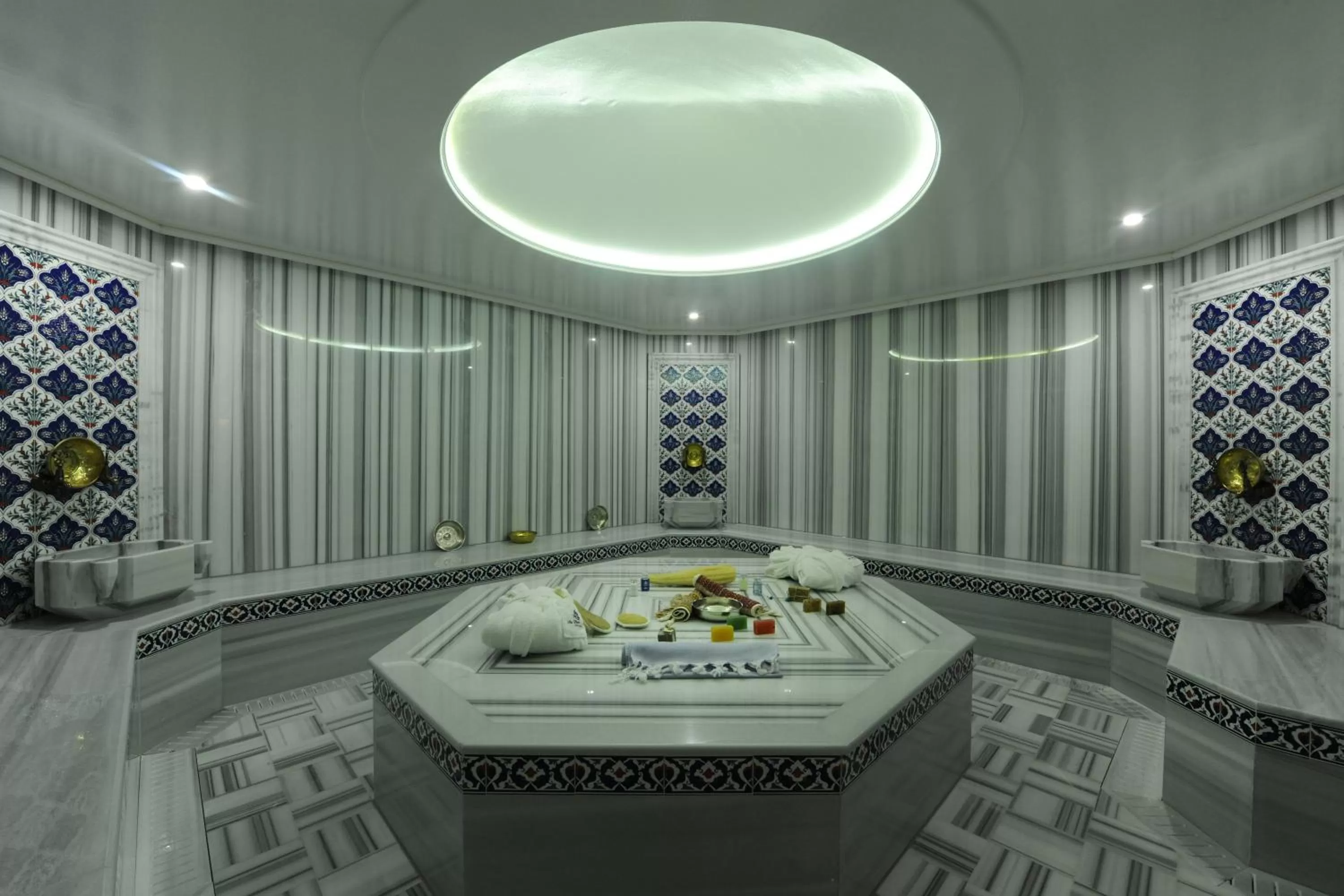 Public Bath in Le Petit Palace Hotel - Special Category