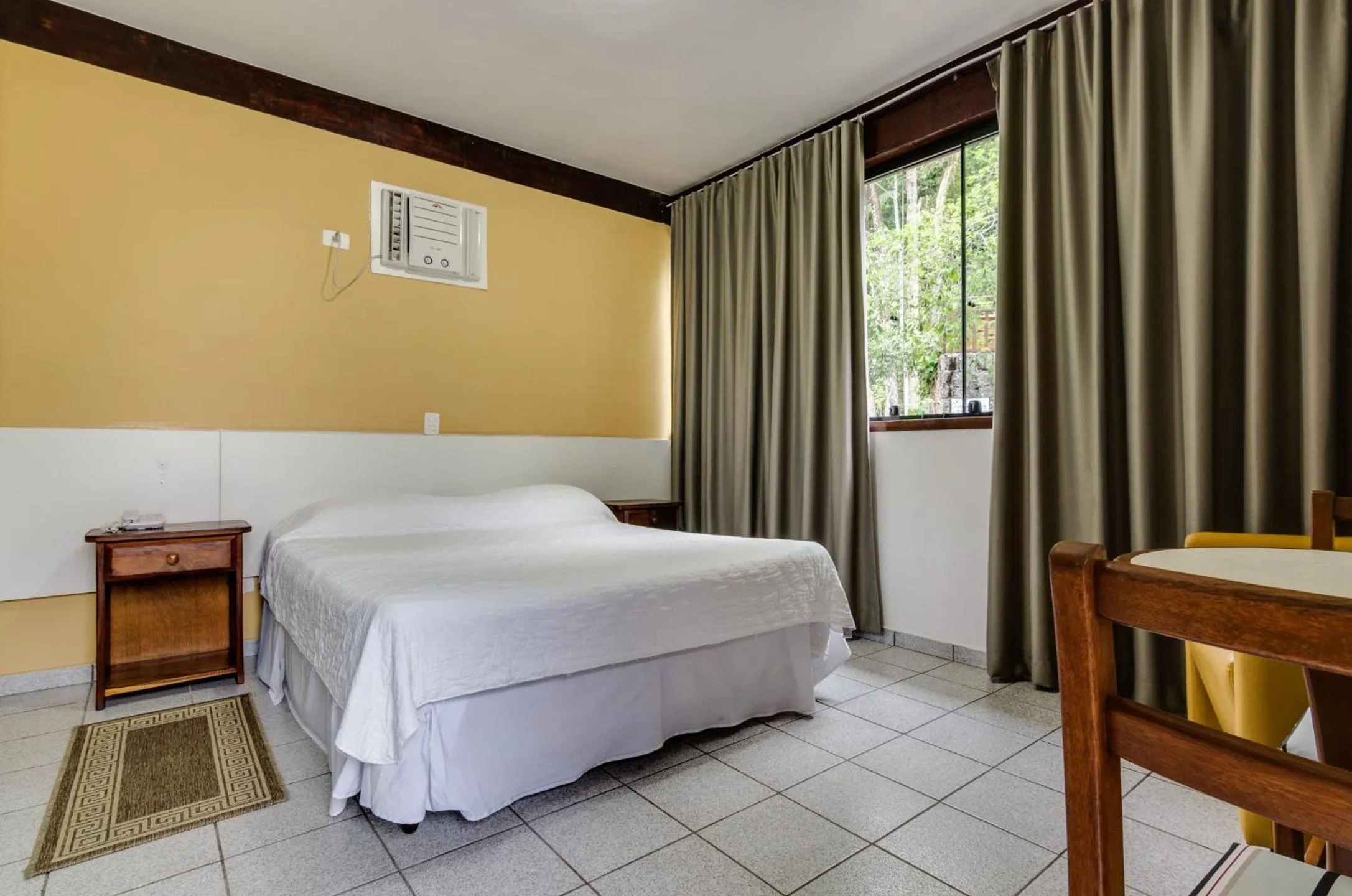 Bedroom, Bed in Hotel Coquille