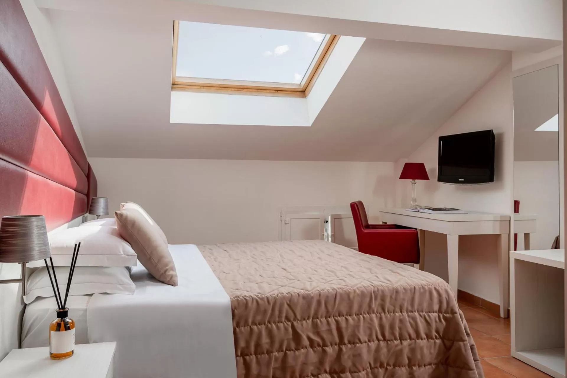 Photo of the whole room, Bed in Albergo Rossini 1936