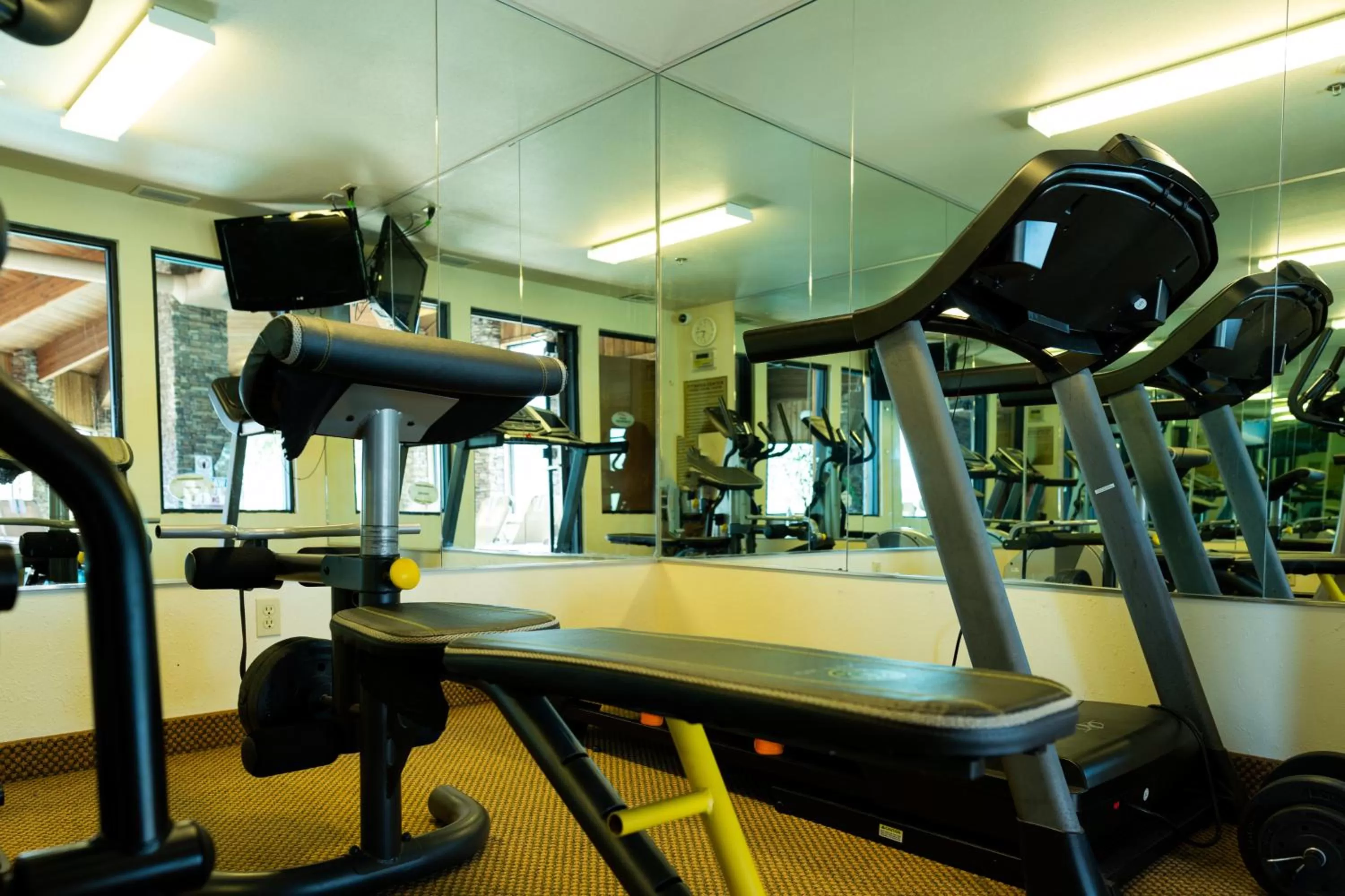 Fitness centre/facilities in Pinedale Hotel & Suites