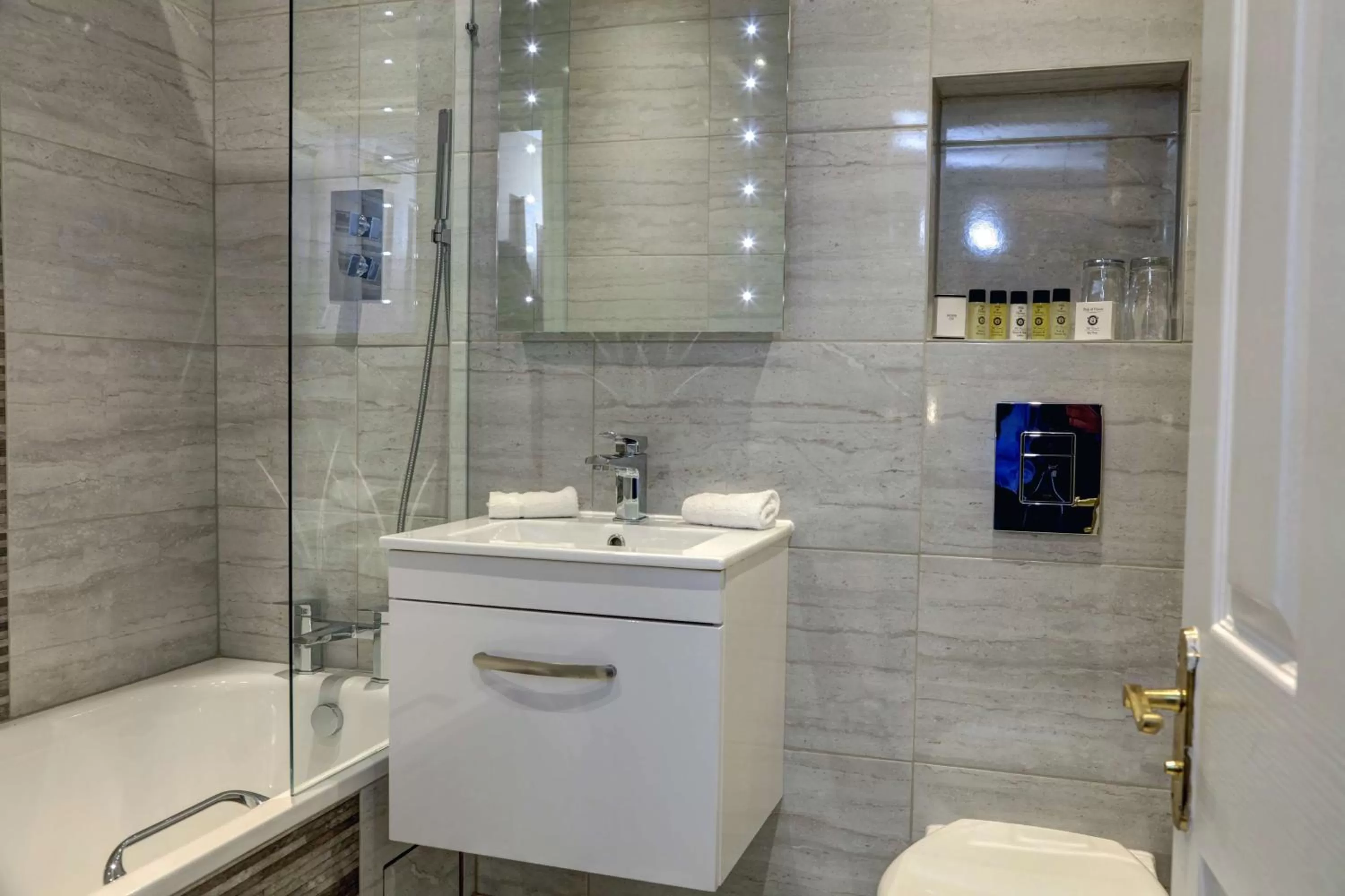 Toilet in Stonecross Manor Hotel