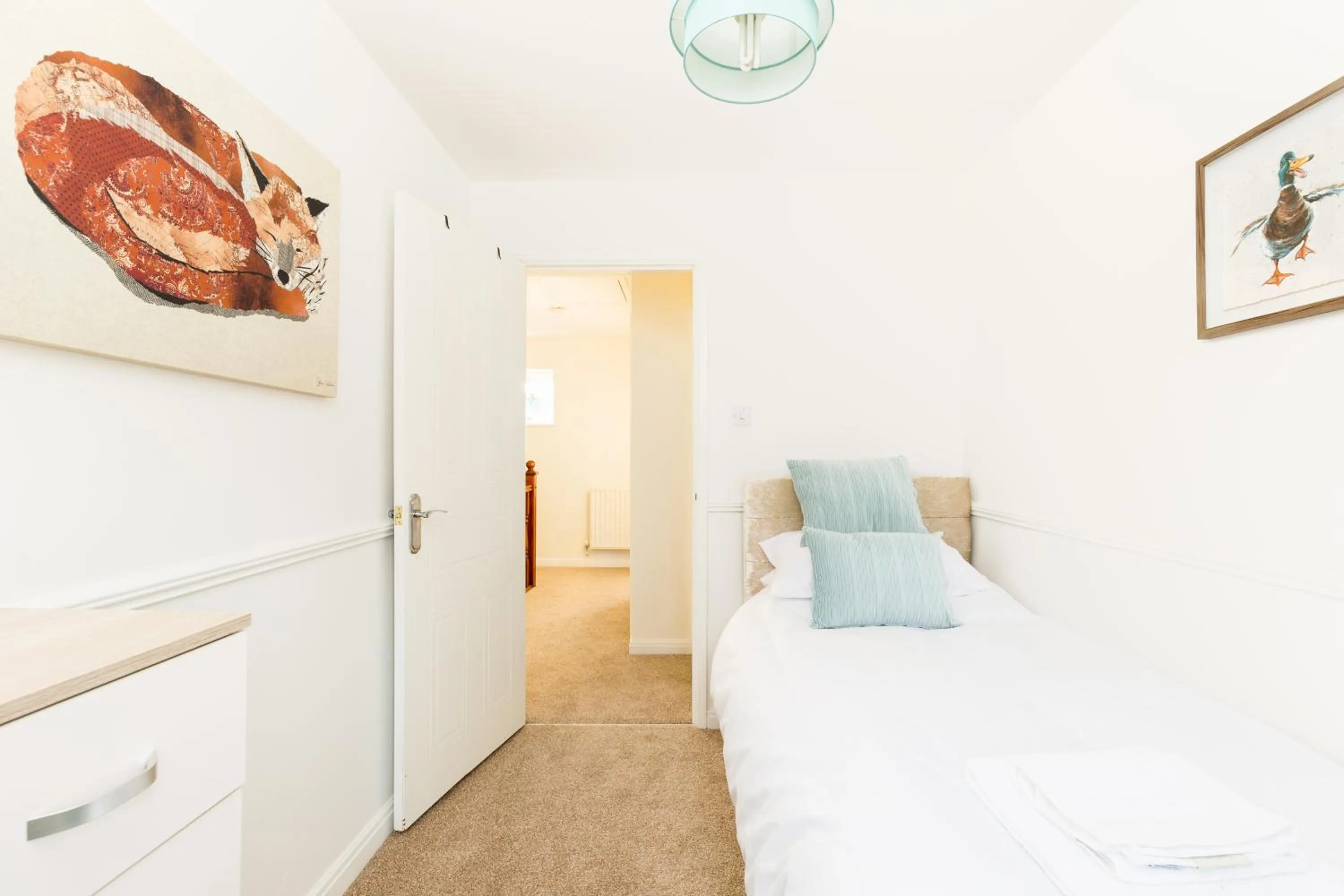 Bedroom, Bed in Drayton Manor House FREE parking