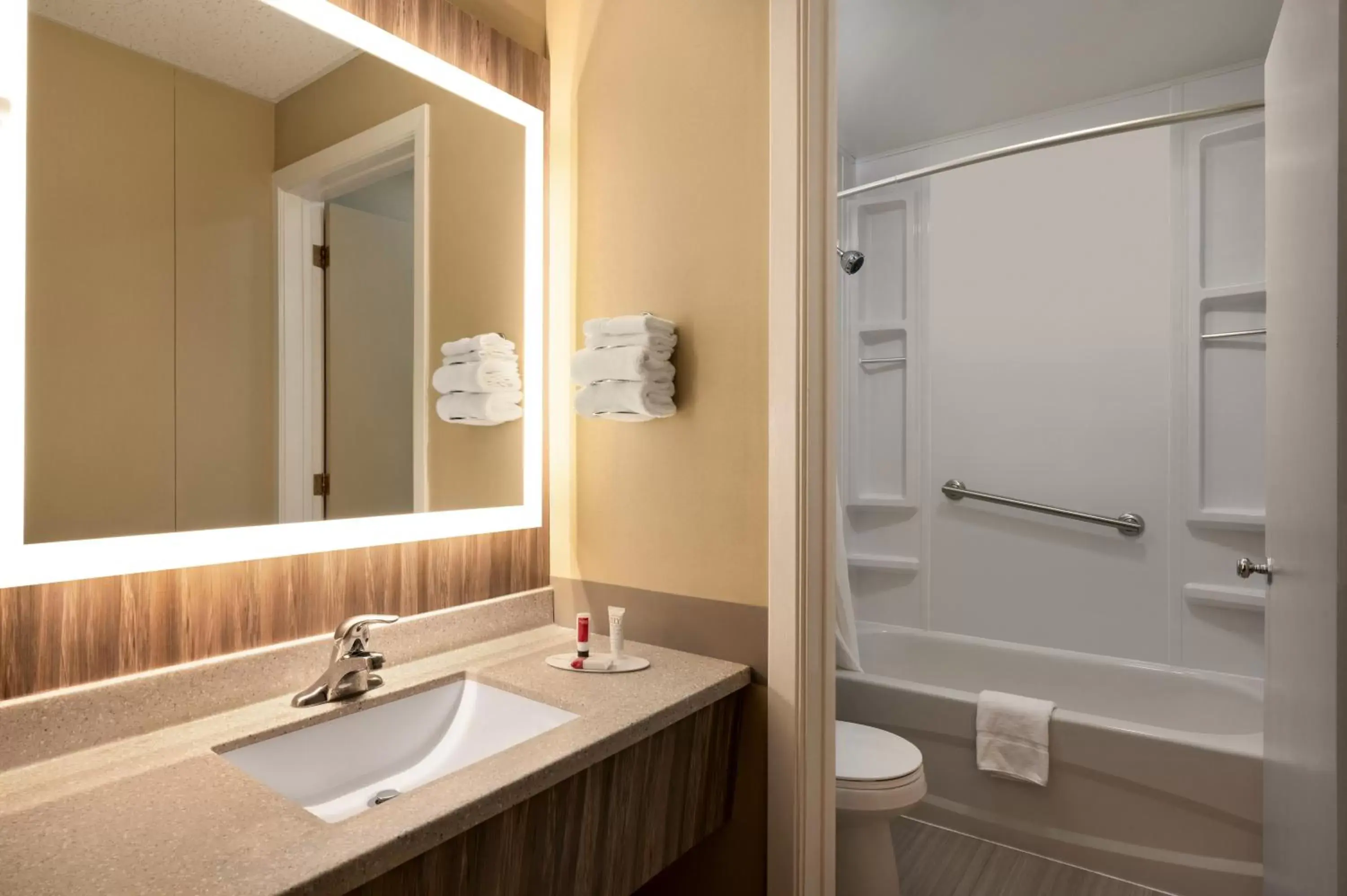 Queen Room with Two Queen Beds - First Floor/Non-Smoking in Super 8 by Wyndham Hearst ON Queen Room with Two Queen Beds - First Floor/Non-Smoking in Super 8 by Wyndham Hearst ON