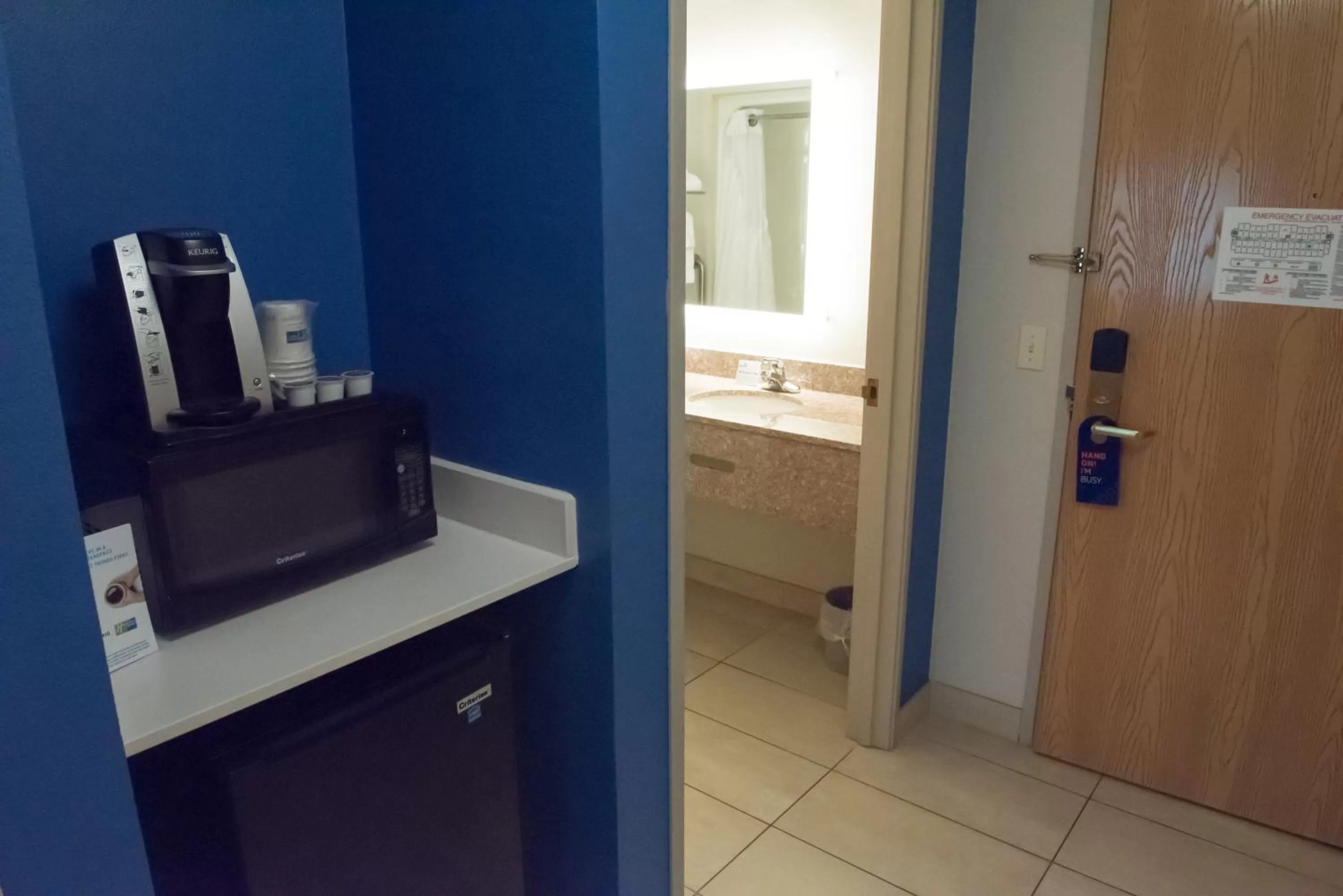 Coffee/tea facilities in Holiday Inn Express Hotel & Suites Elkhart-South by IHG