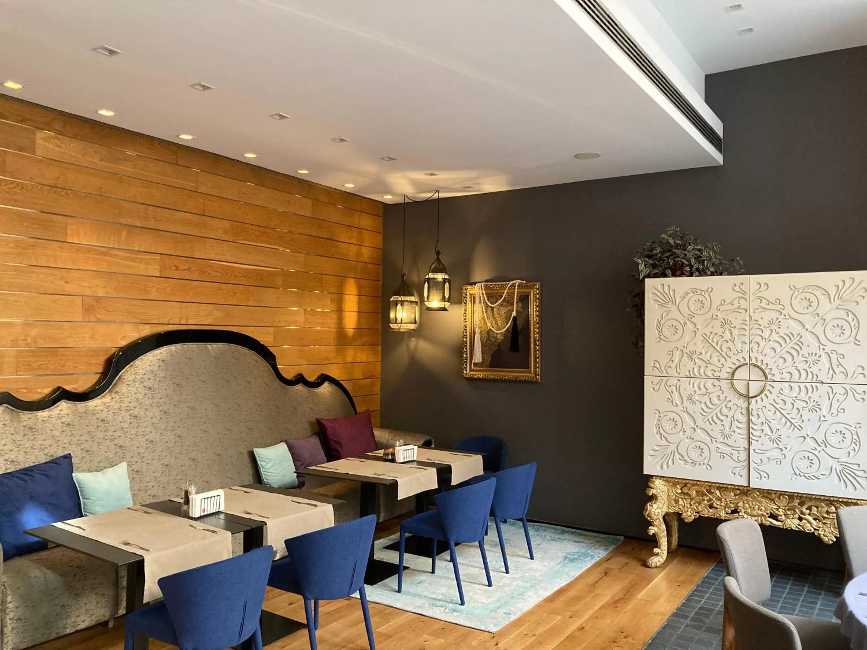 Restaurant/places to eat in Graffit Gallery Design Hotel