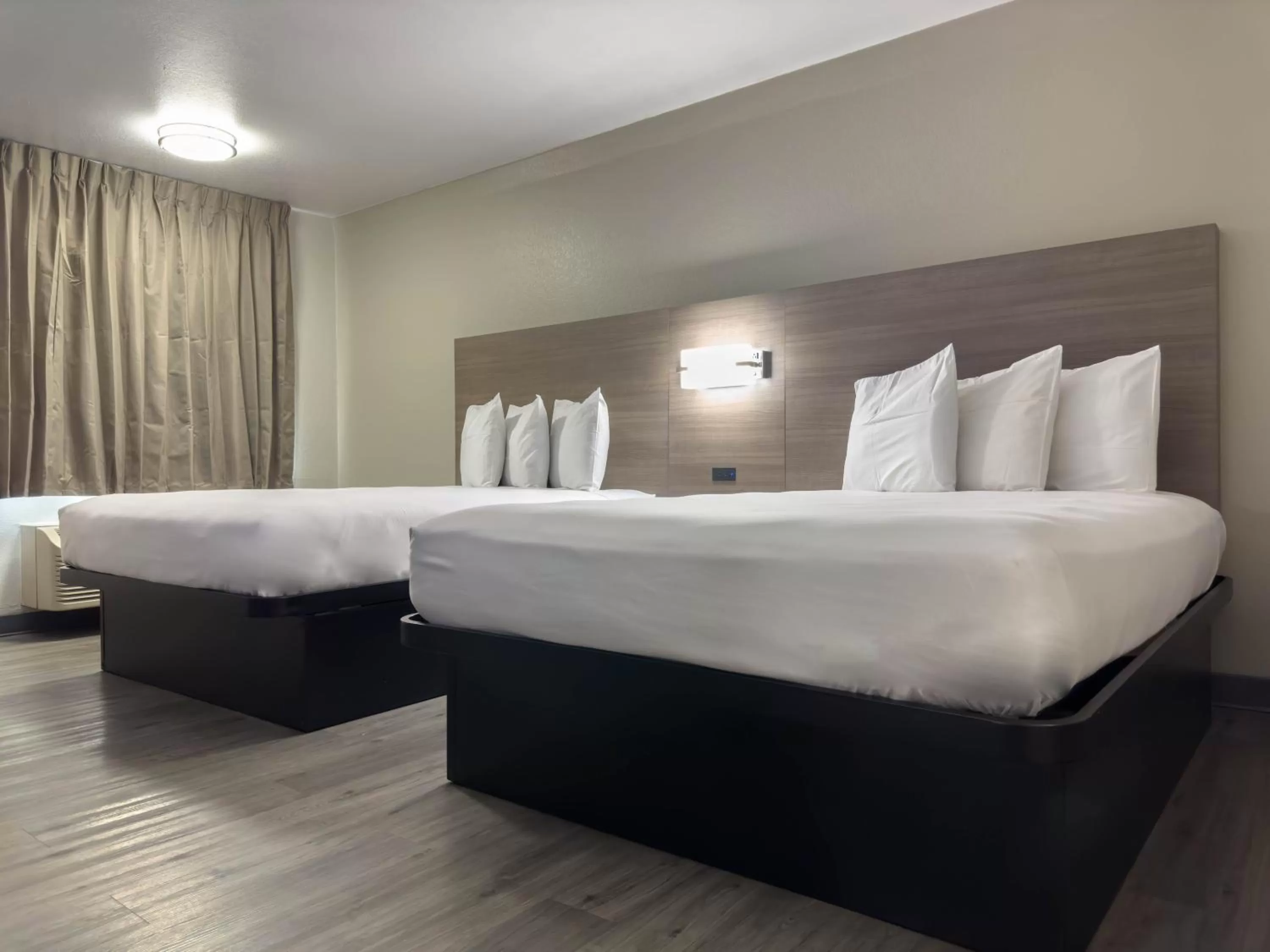 Guests, Bed in Americas Best Value Inn Austin