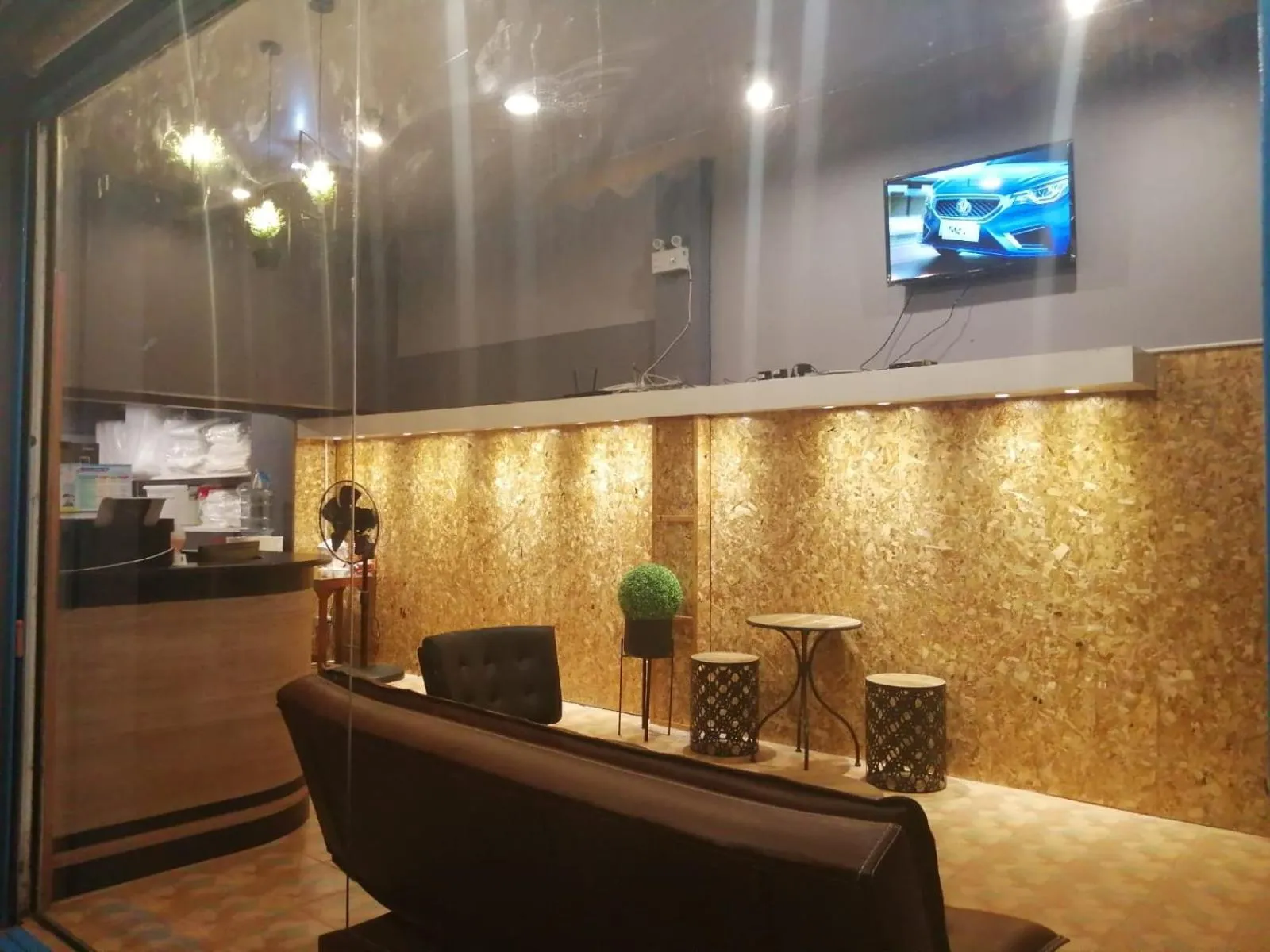 Communal lounge/ TV room, Lobby/Reception in SleepCats Hostel