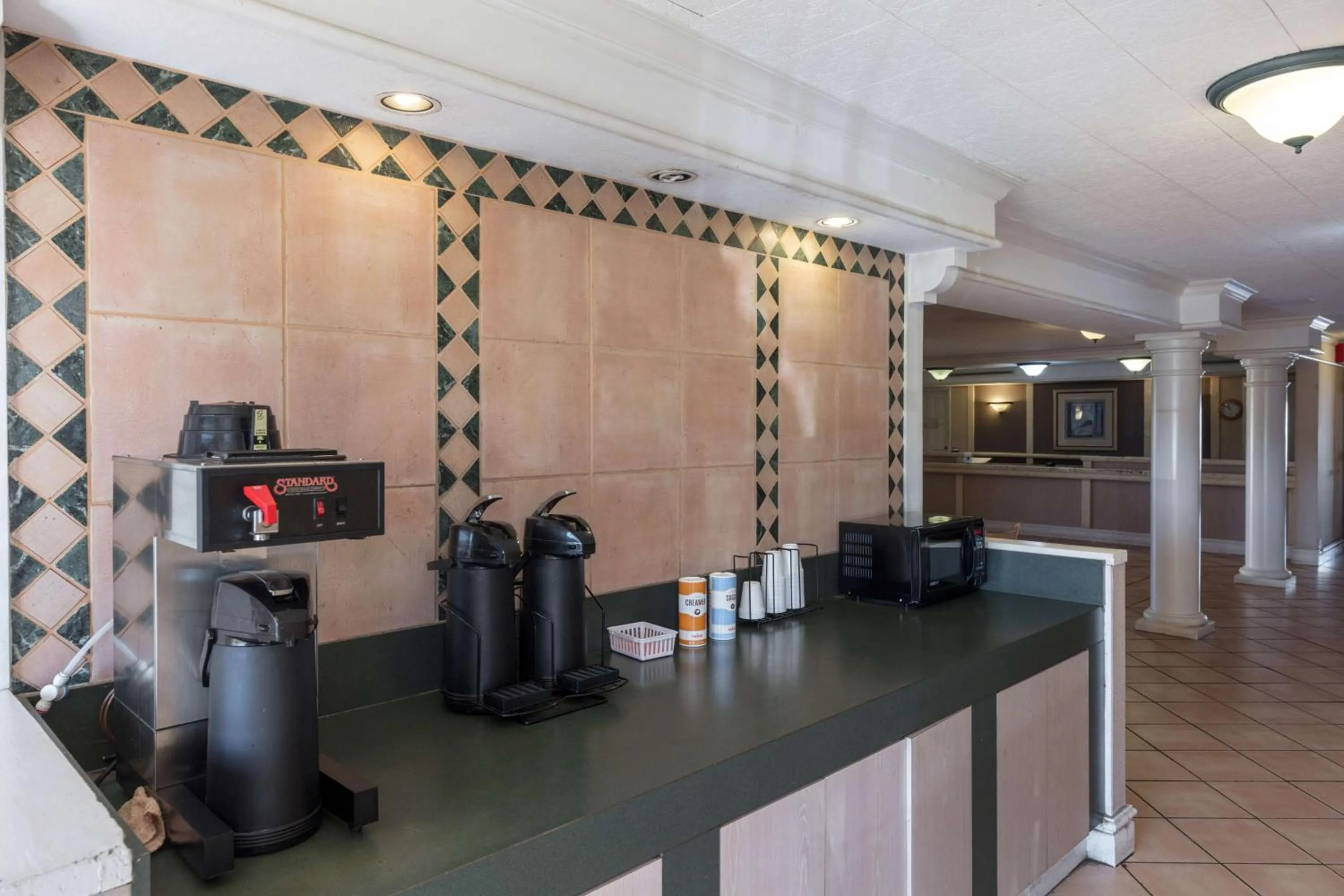 Restaurant/places to eat in Motel 6-Knoxville, TN