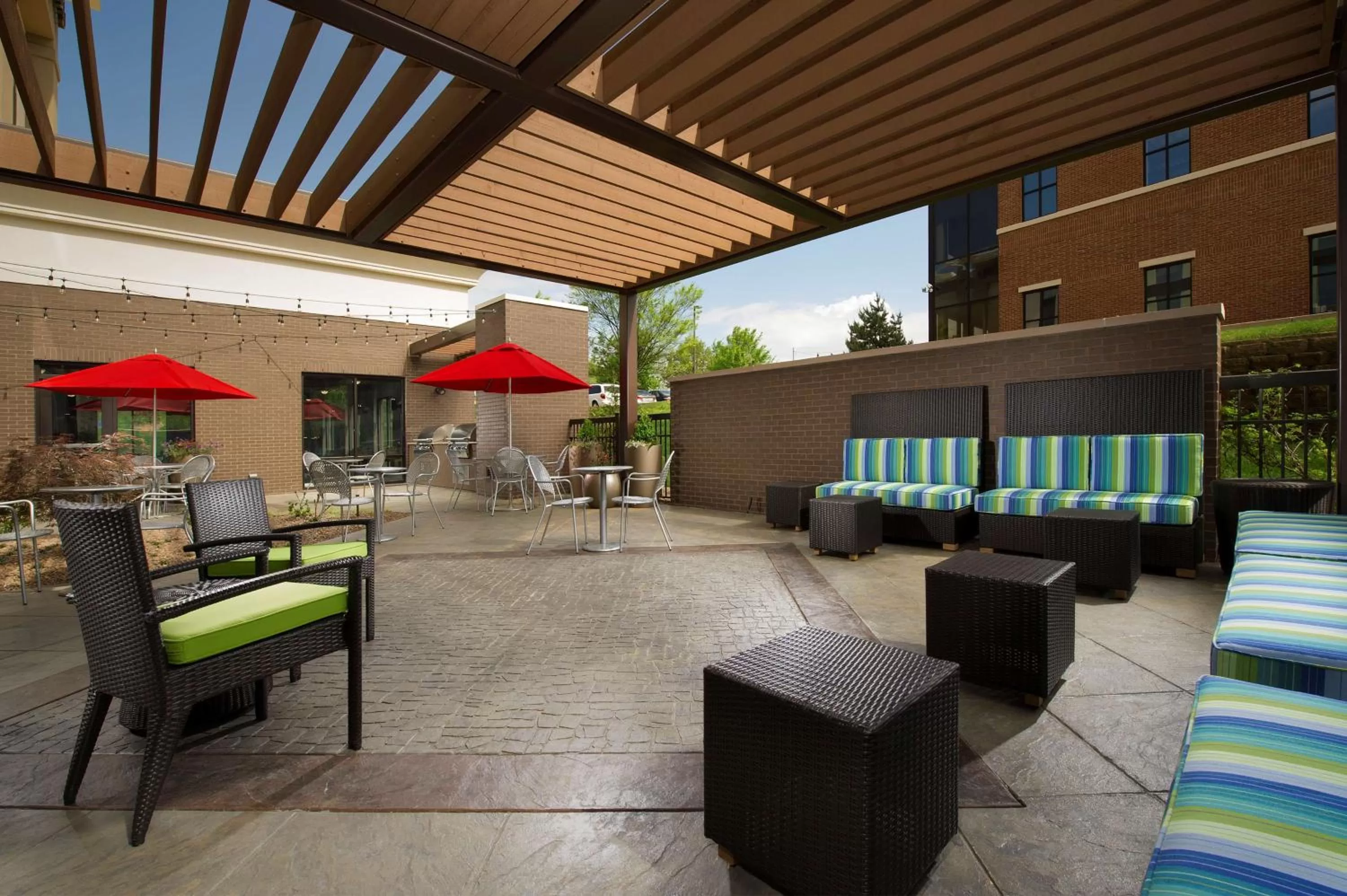 Patio in Hampton Inn Louisville East Hurstbourne