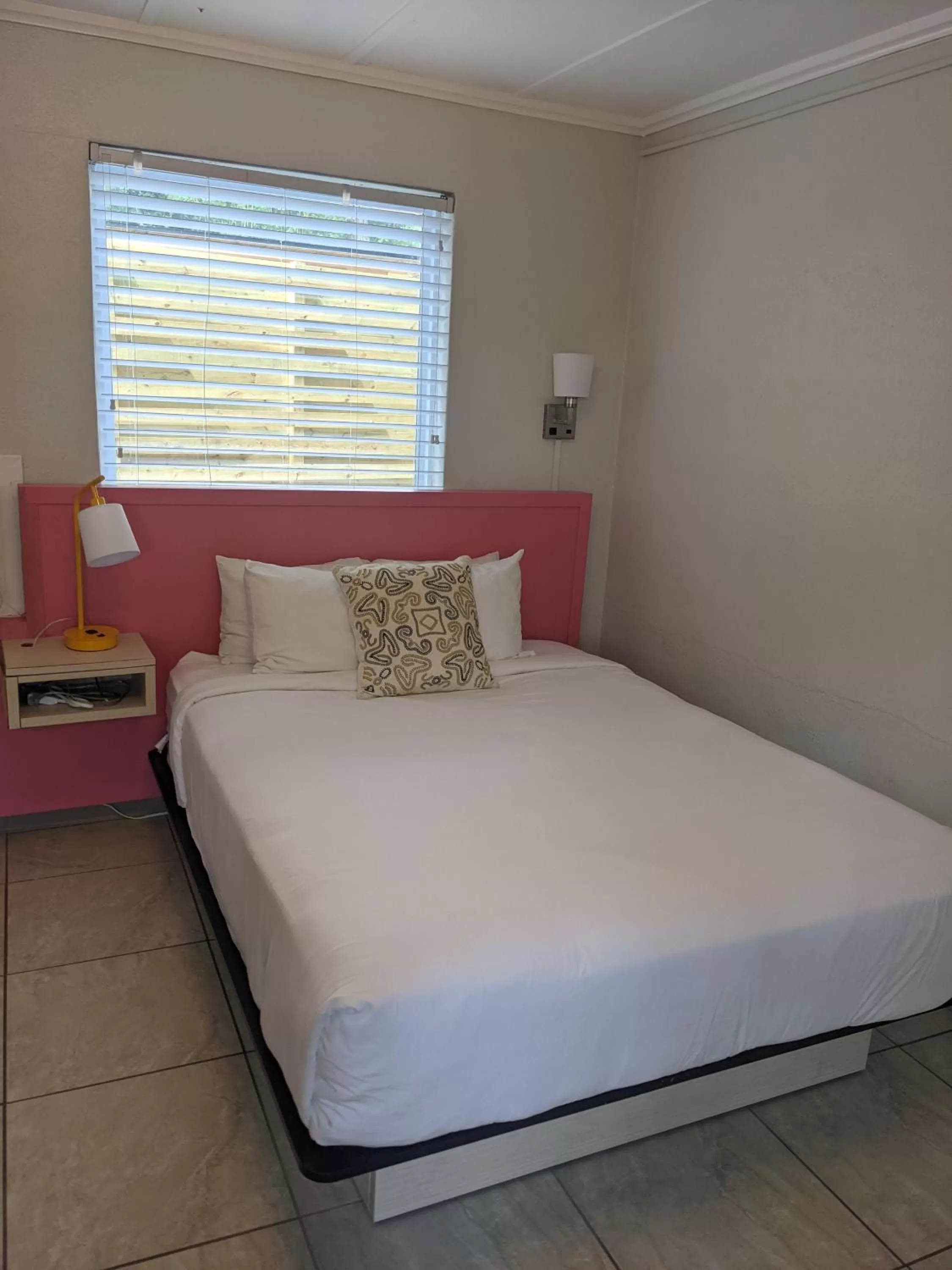 Bed in Queen's Court Inn