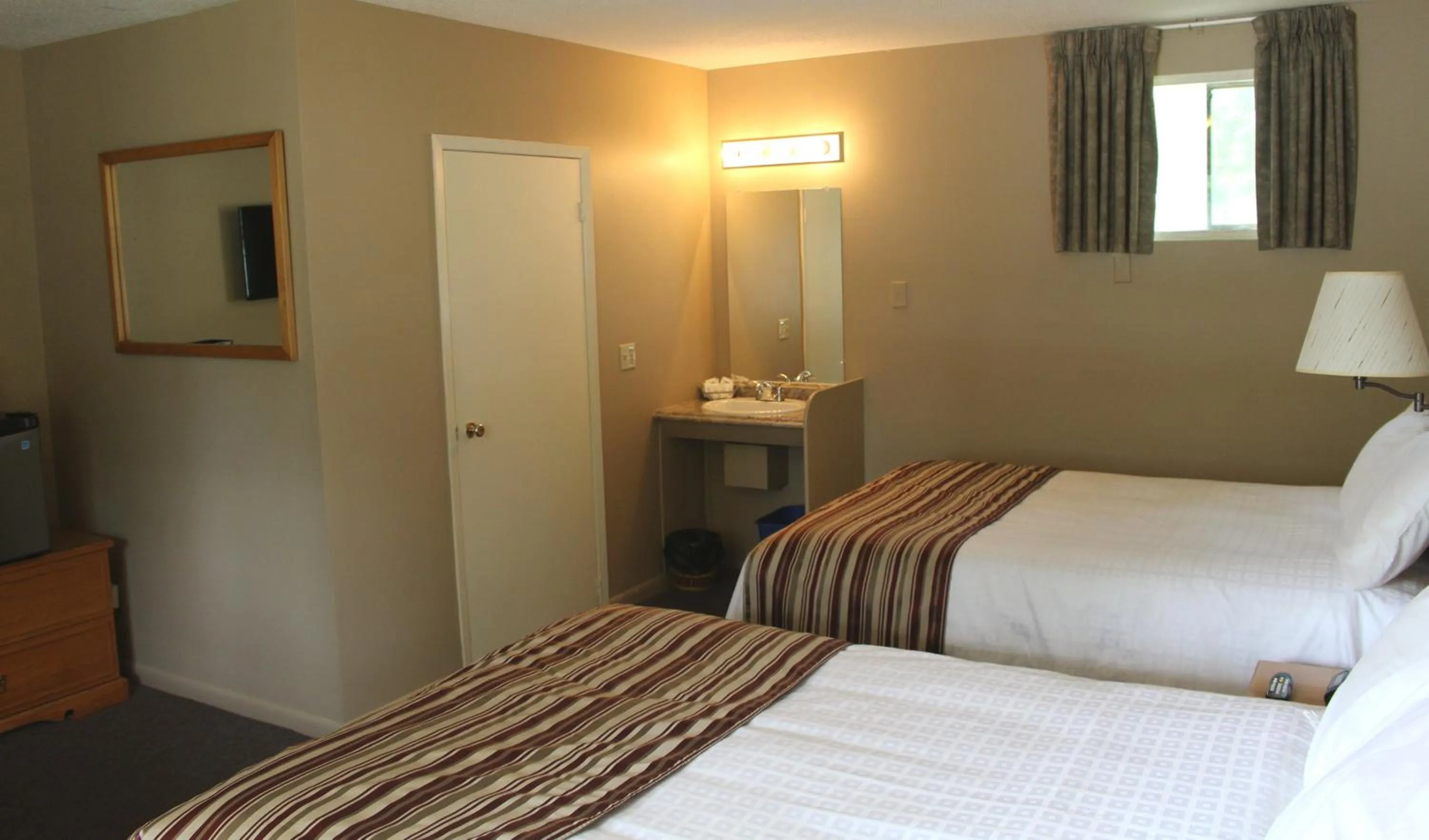 Photo of the whole room in Colonial Resort-1000Islands