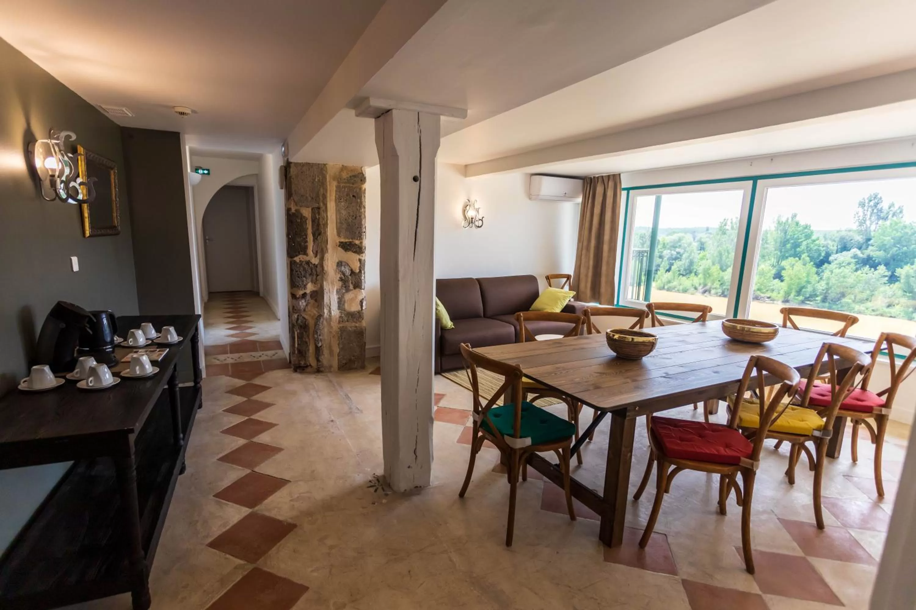 Living room in CÔTE GARONNE le BALCON DES DAMES -hôtel et restaurant- Tonneins Fauillet Marmande - vue panoramique bord de Garonne chambres climatisées