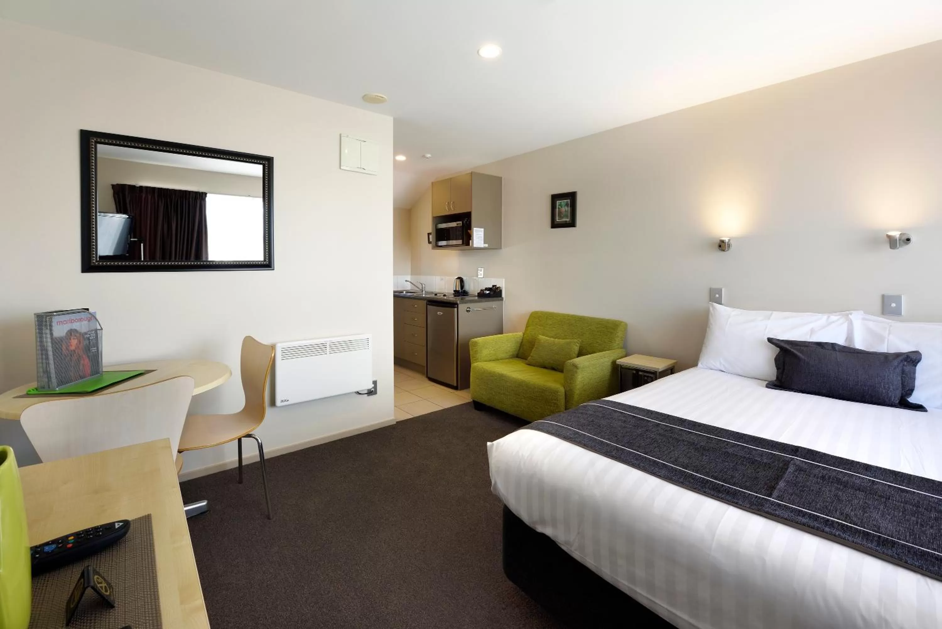 Photo of the whole room, Bed in 171 On High Motel